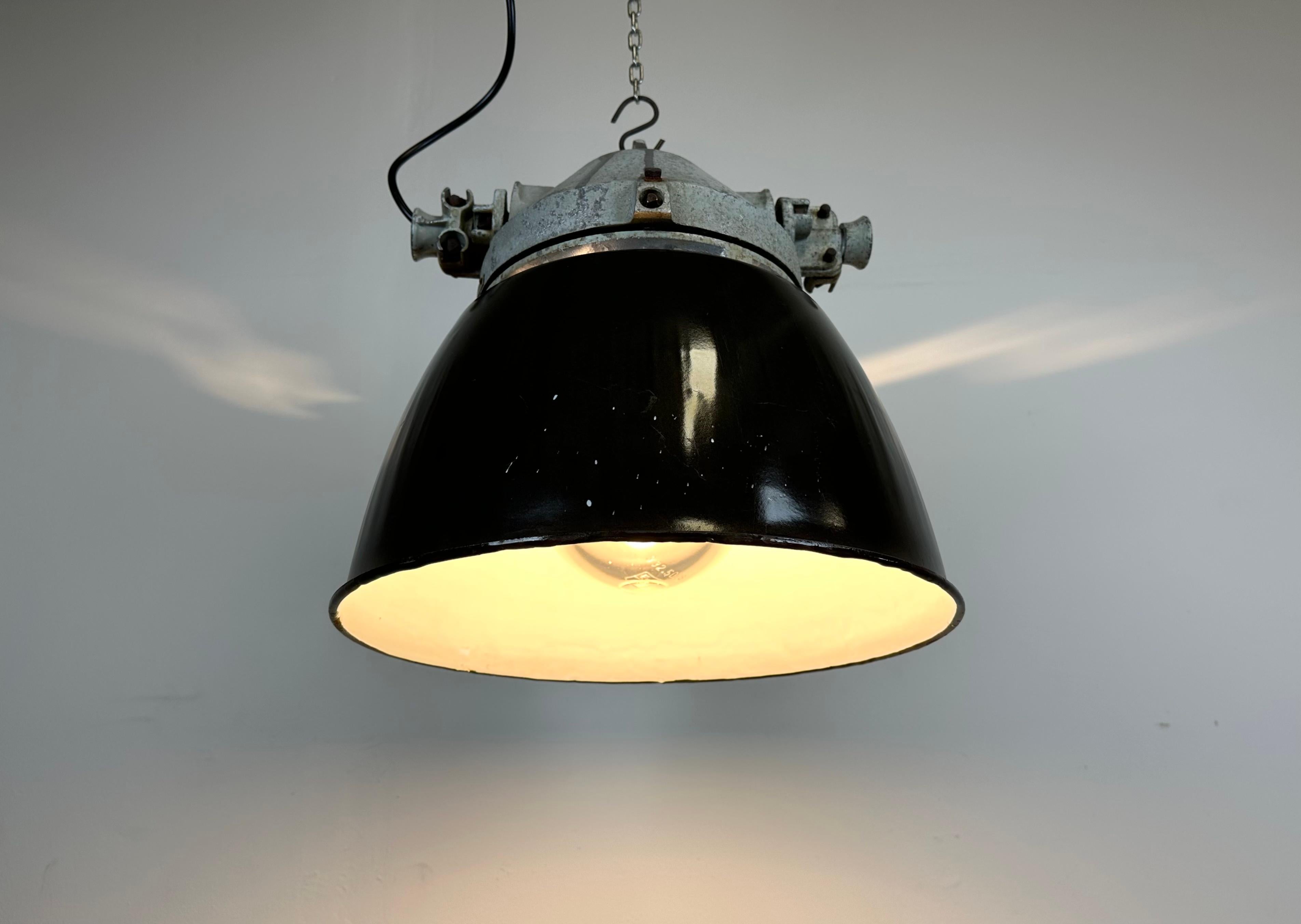 Industrial Grey Explosion Proof Lamp with Black Enameled Shade, 1970s For Sale 9