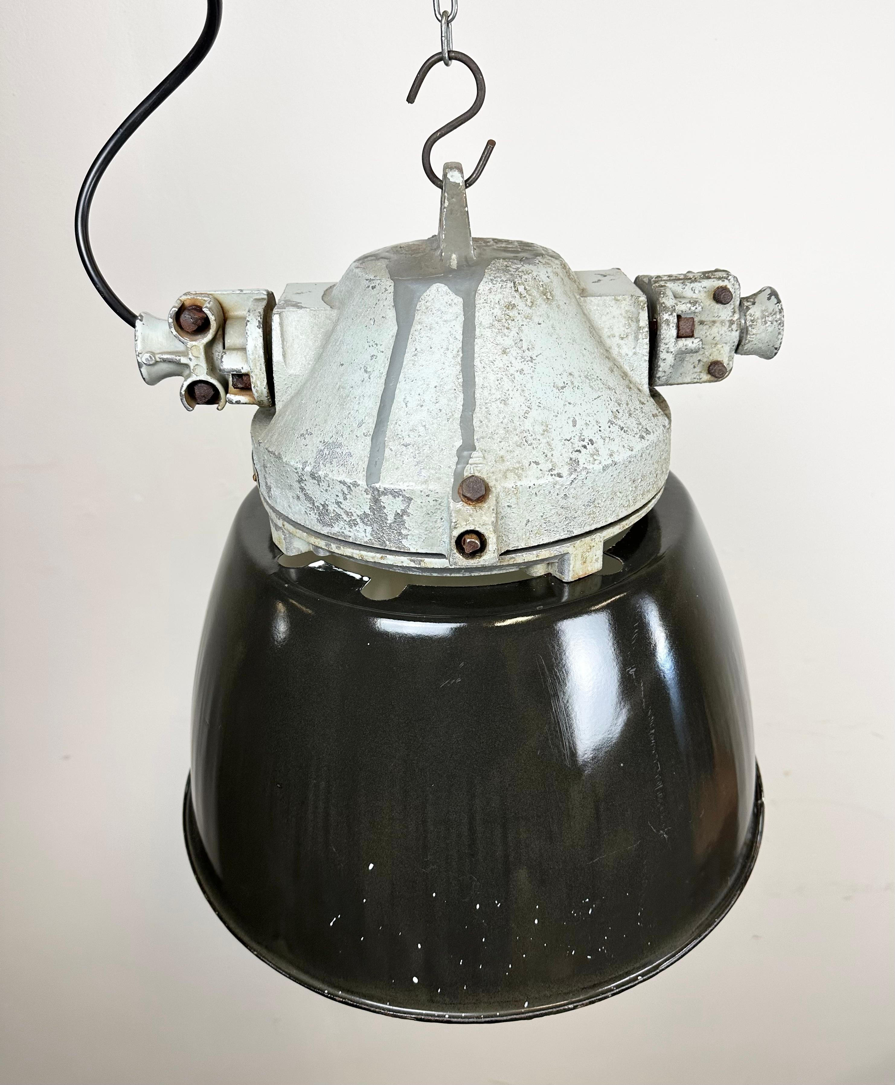 Industrial Grey Explosion Proof Lamp with Black Enameled Shade, 1970s For Sale 1