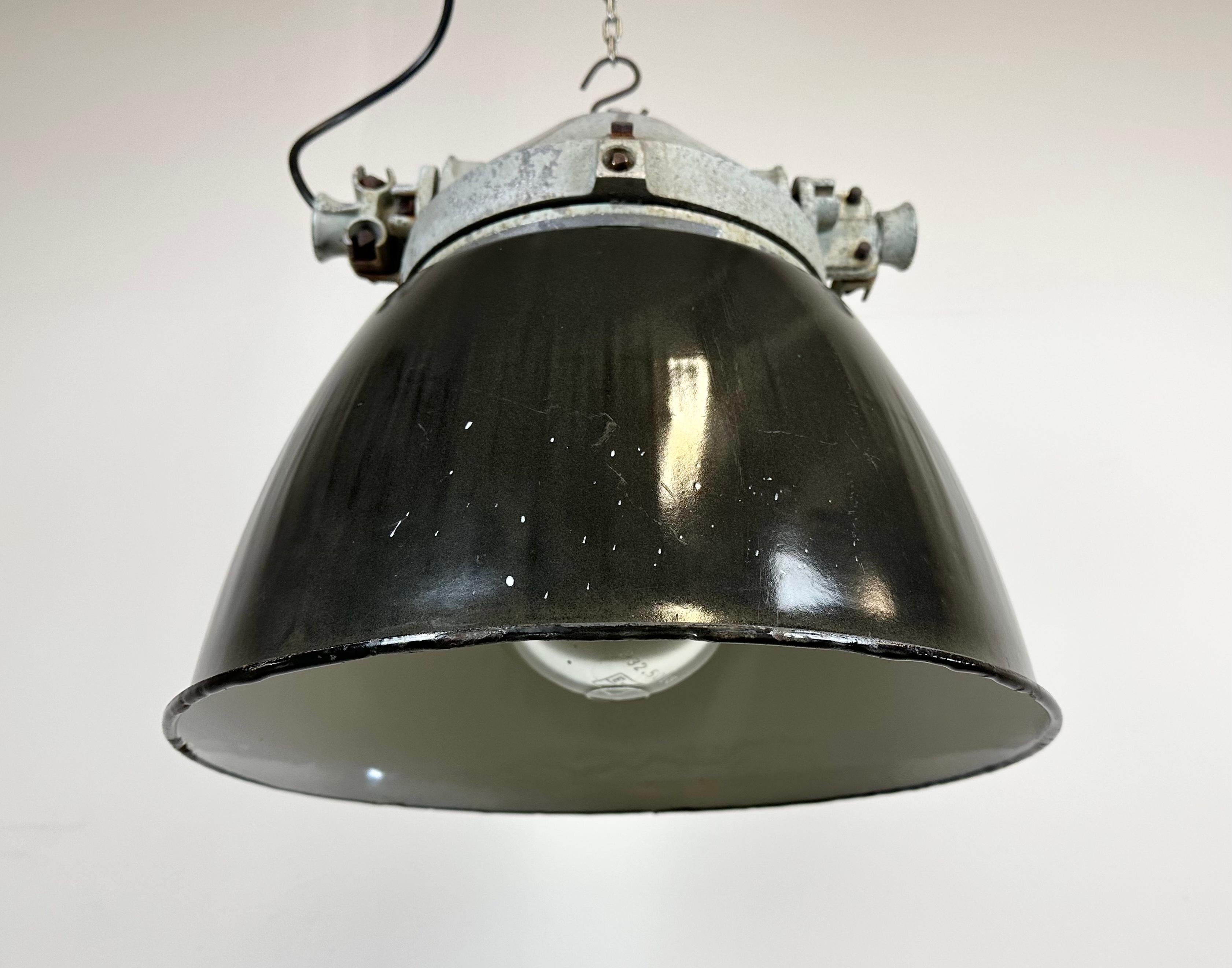 Industrial Grey Explosion Proof Lamp with Black Enameled Shade, 1970s For Sale 2