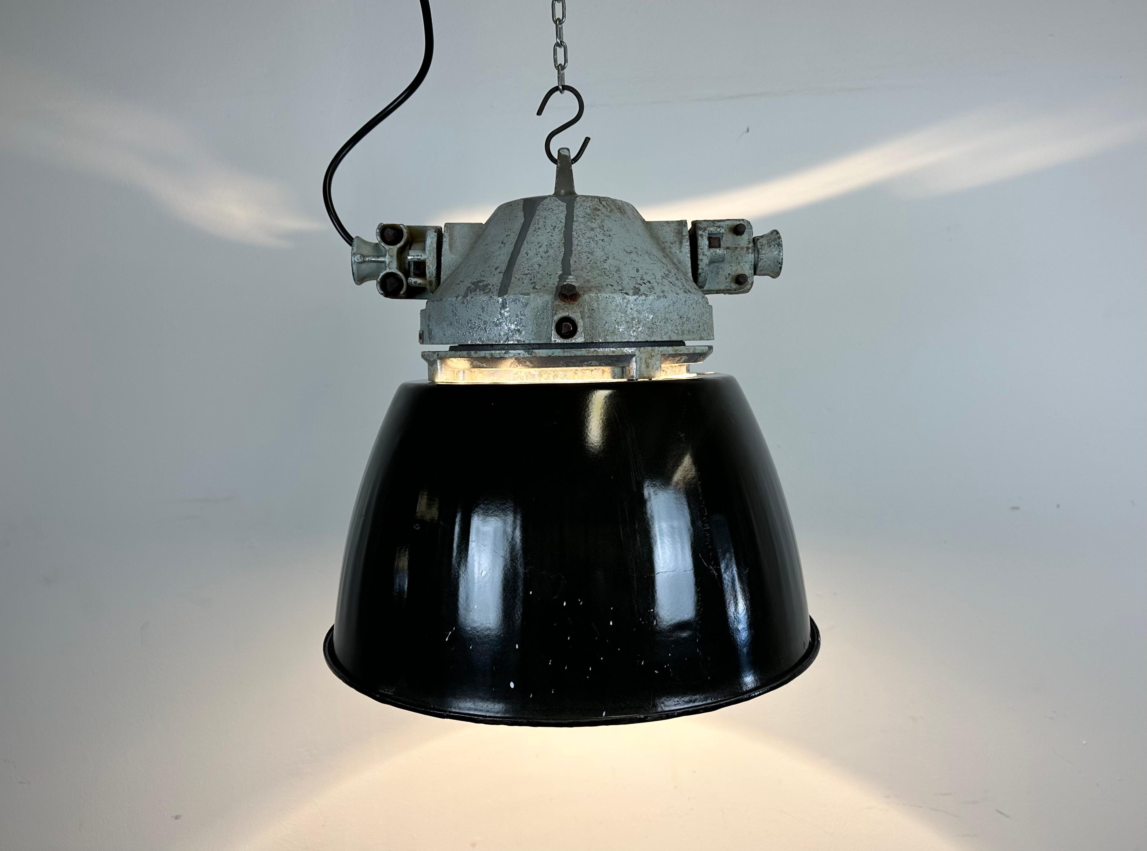 Industrial Grey Explosion Proof Lamp with Black Enameled Shade, 1970s For Sale 3