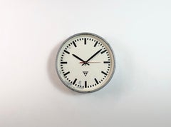 Horloge murale industrielle grise de Pragotron, années 1960