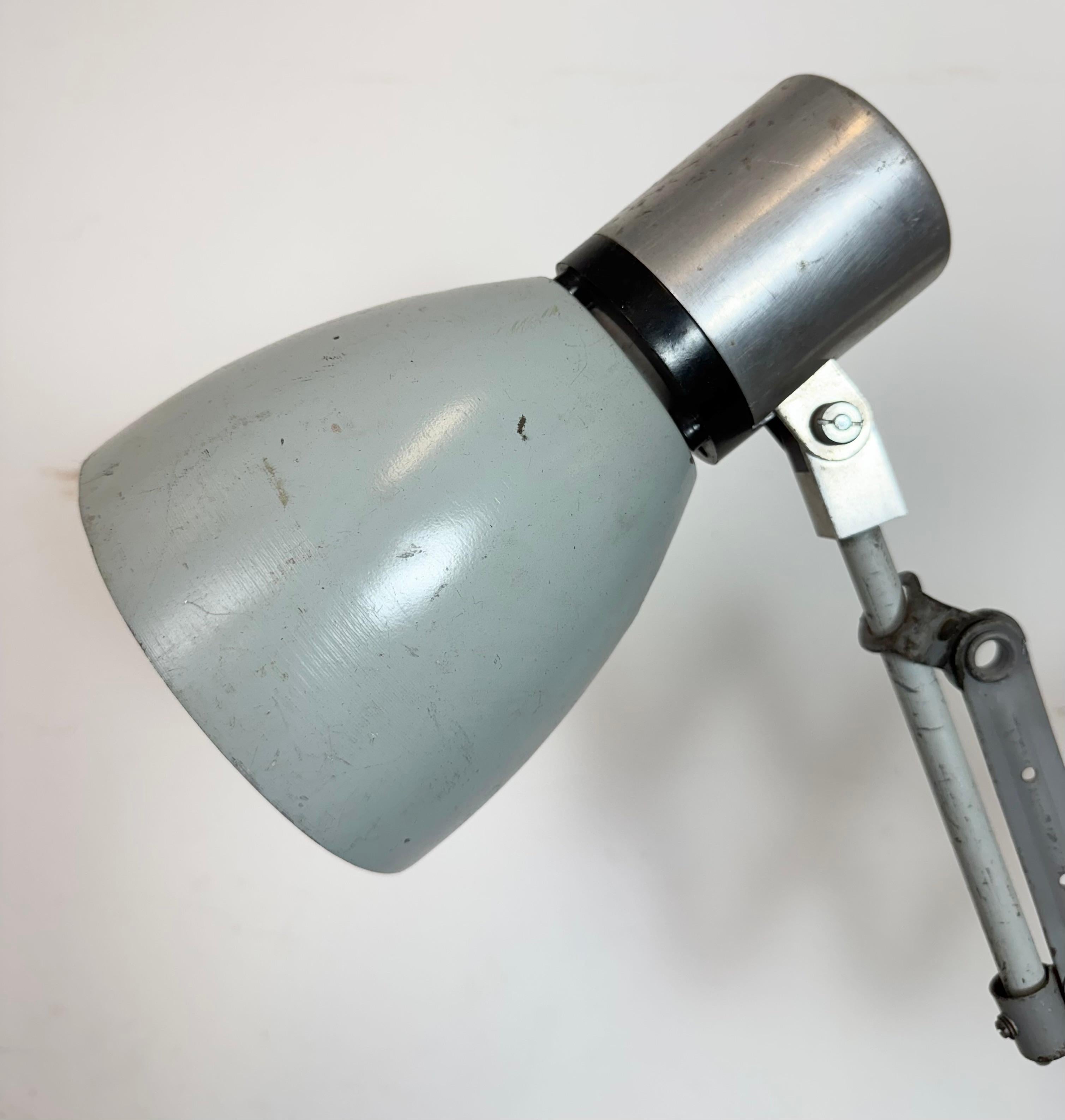 Industrielle graue Schere-Wandleuchte, grau, 1960er-Jahre im Zustand „Gut“ im Angebot in Kojetice, CZ