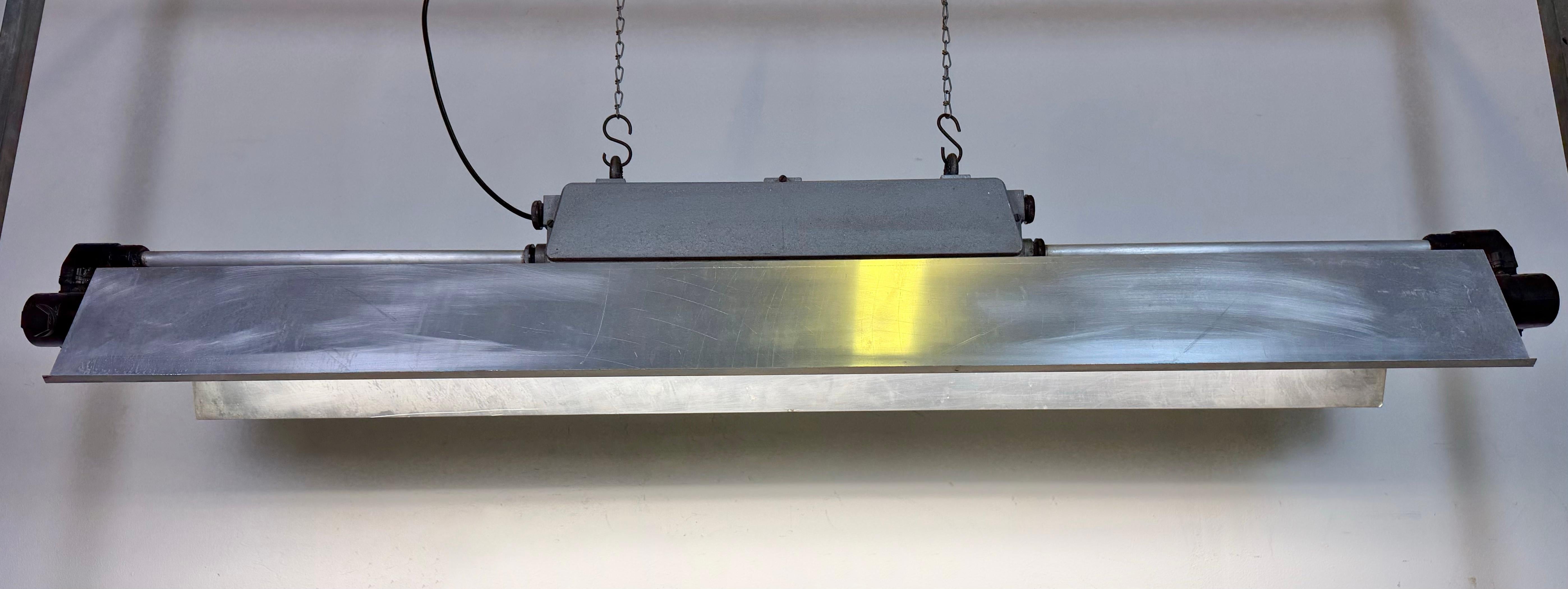 Graue Industrieröhrenleuchte von Elektrosvit, 1970er Jahre im Angebot 3