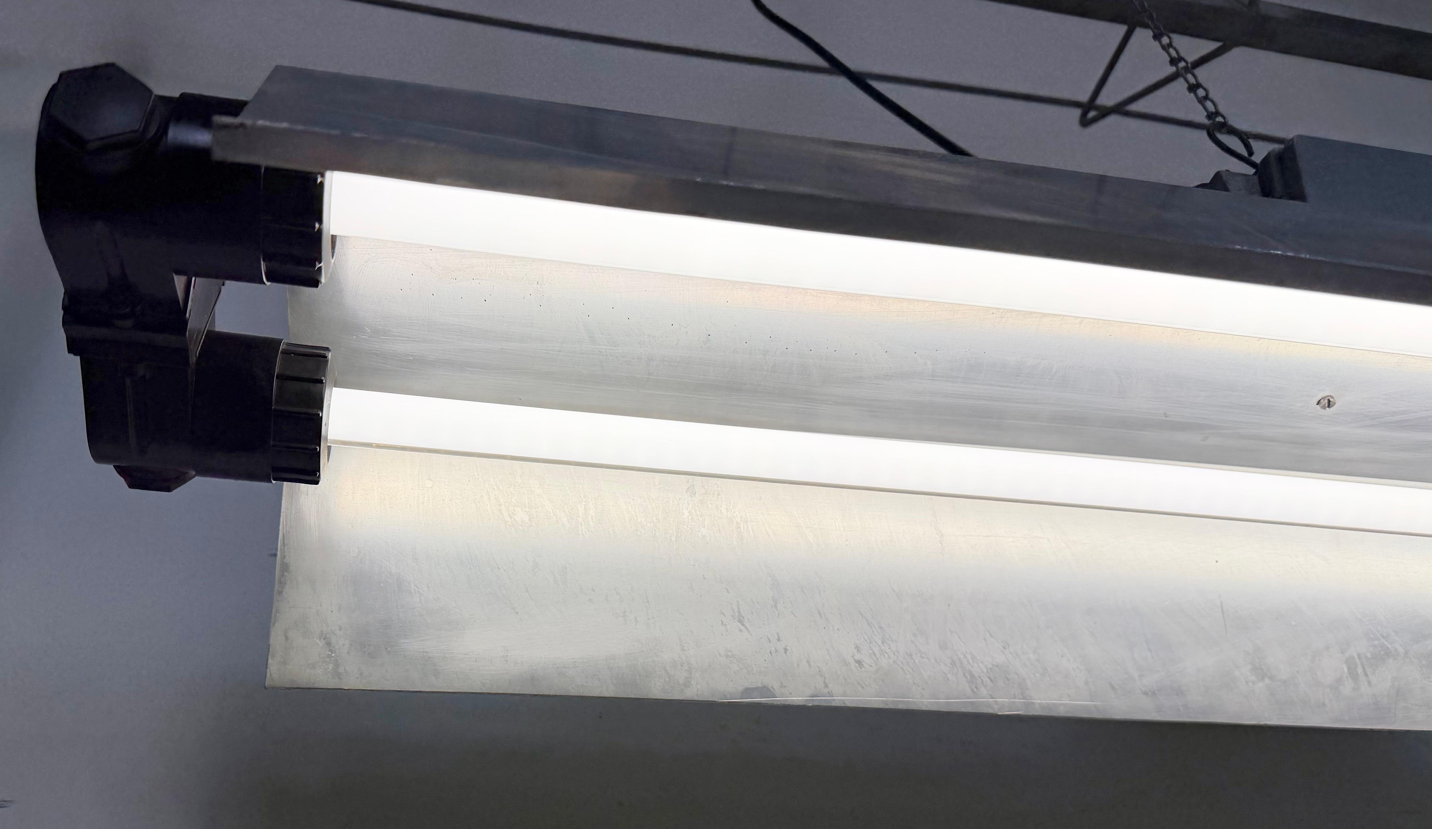 Graue Industrieröhrenleuchte von Elektrosvit, 1970er Jahre im Angebot 4