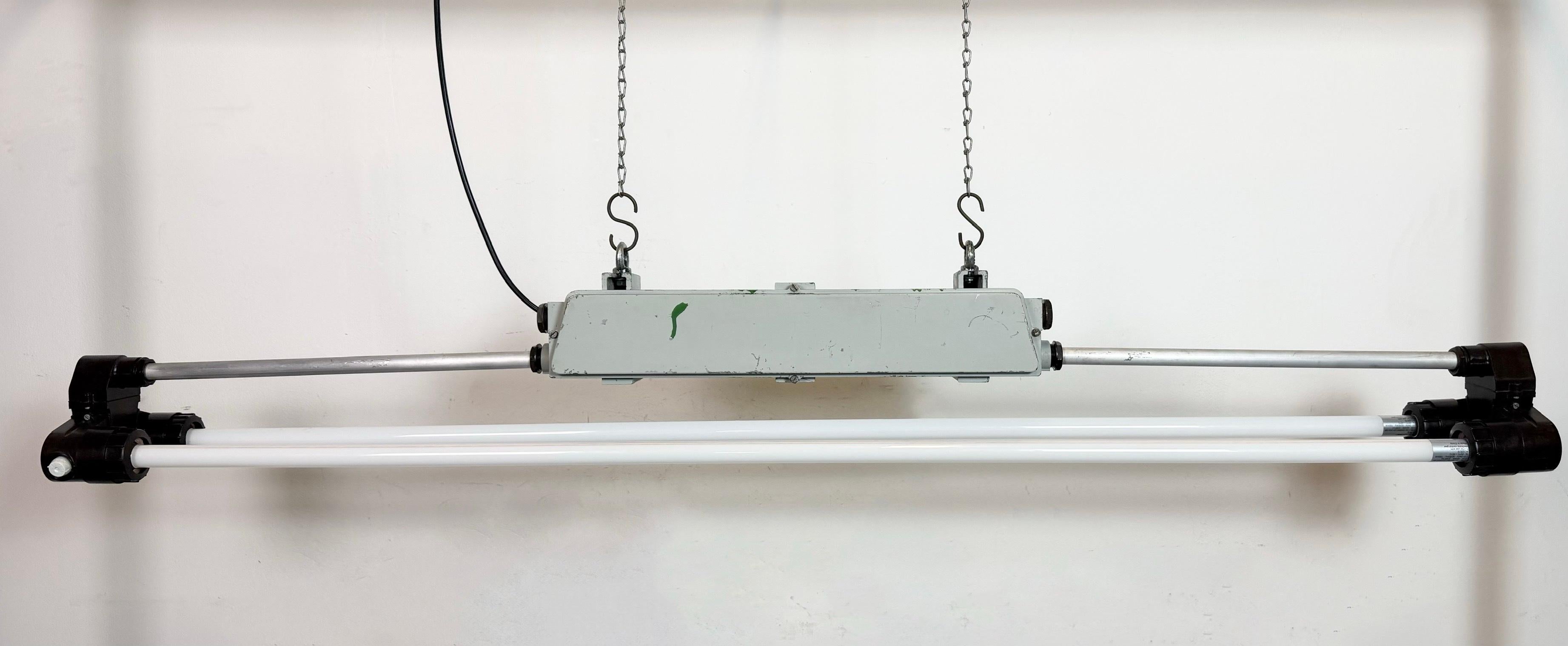 Diese Industrieleuchte aus Aluminiumguss und Bakelit wurde von Elektrosvit in den 1970er Jahren in der ehemaligen Tschechoslowakei hergestellt. Diese Vorrichtungen wurden in Labors, Chemie- und Industrieanlagen verwendet. Die Leuchte benötigt zwei