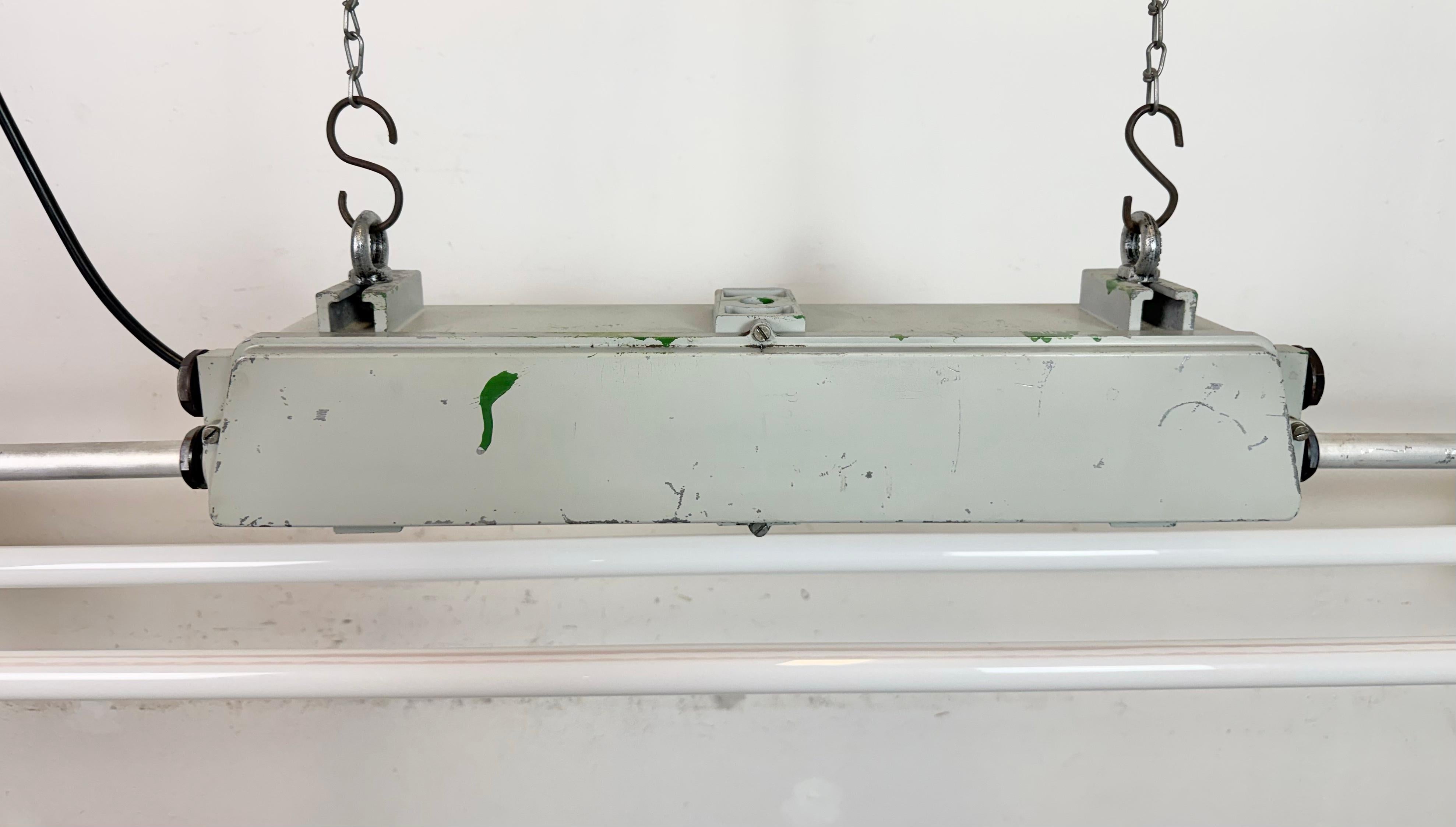 Industrielle graue Röhrenleuchte aus Elektrosvit, Industrie  1970s (Tschechisch) im Angebot