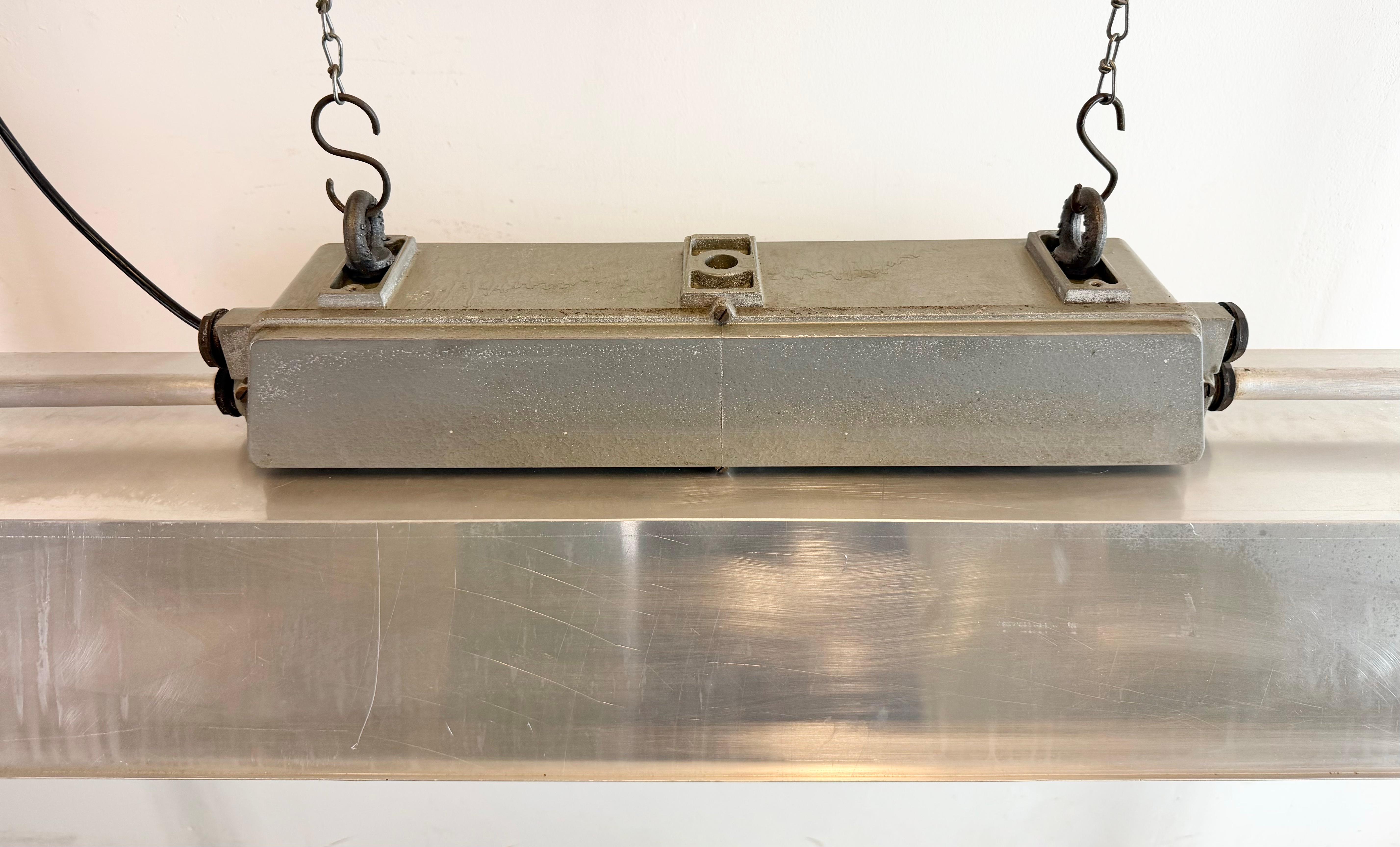 Graue Industrieröhrenleuchte von Elektrosvit, 1970er Jahre (Industriell) im Angebot