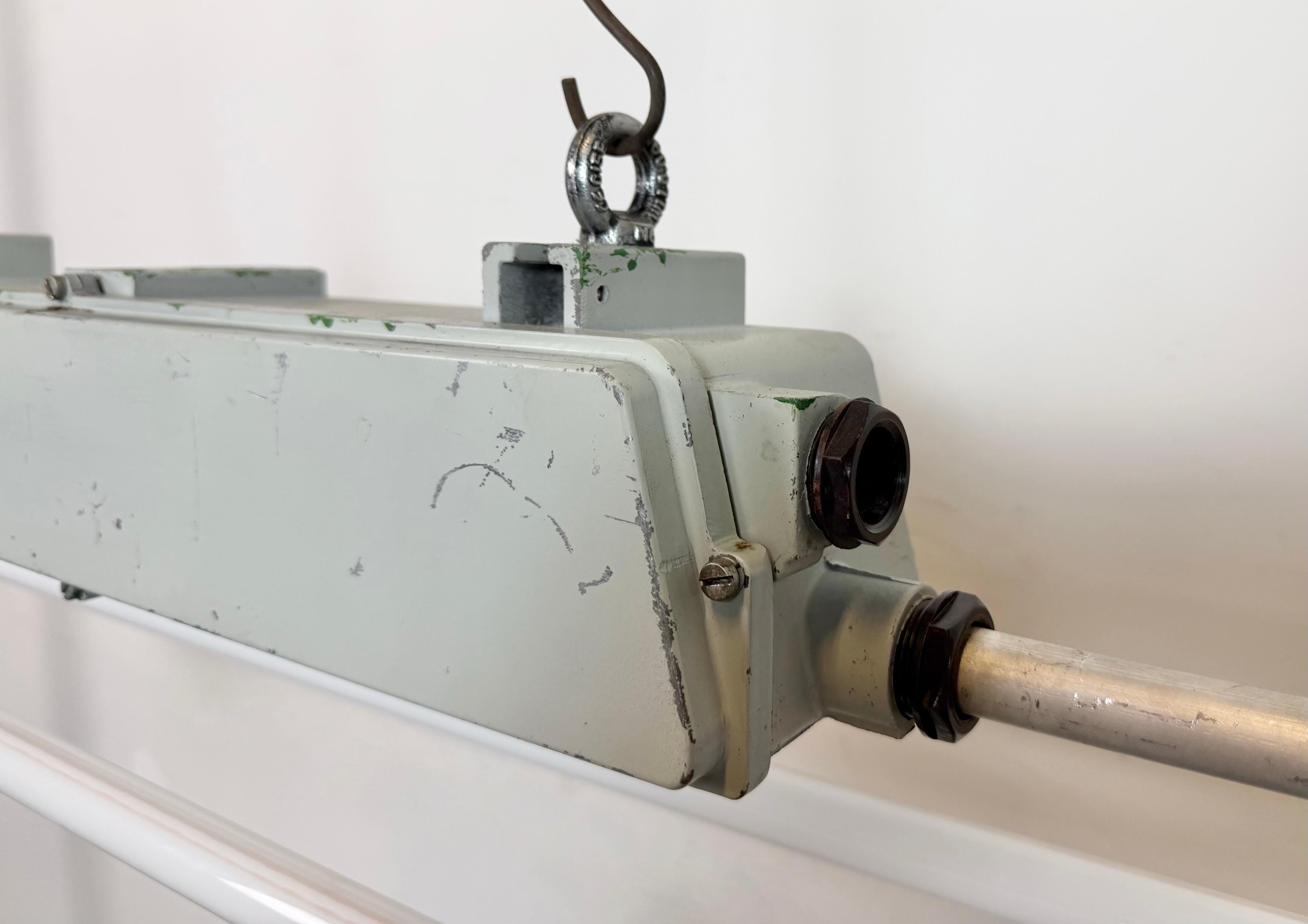 Industrielle graue Röhrenleuchte aus Elektrosvit, Industrie  1970s (Aluminium) im Angebot