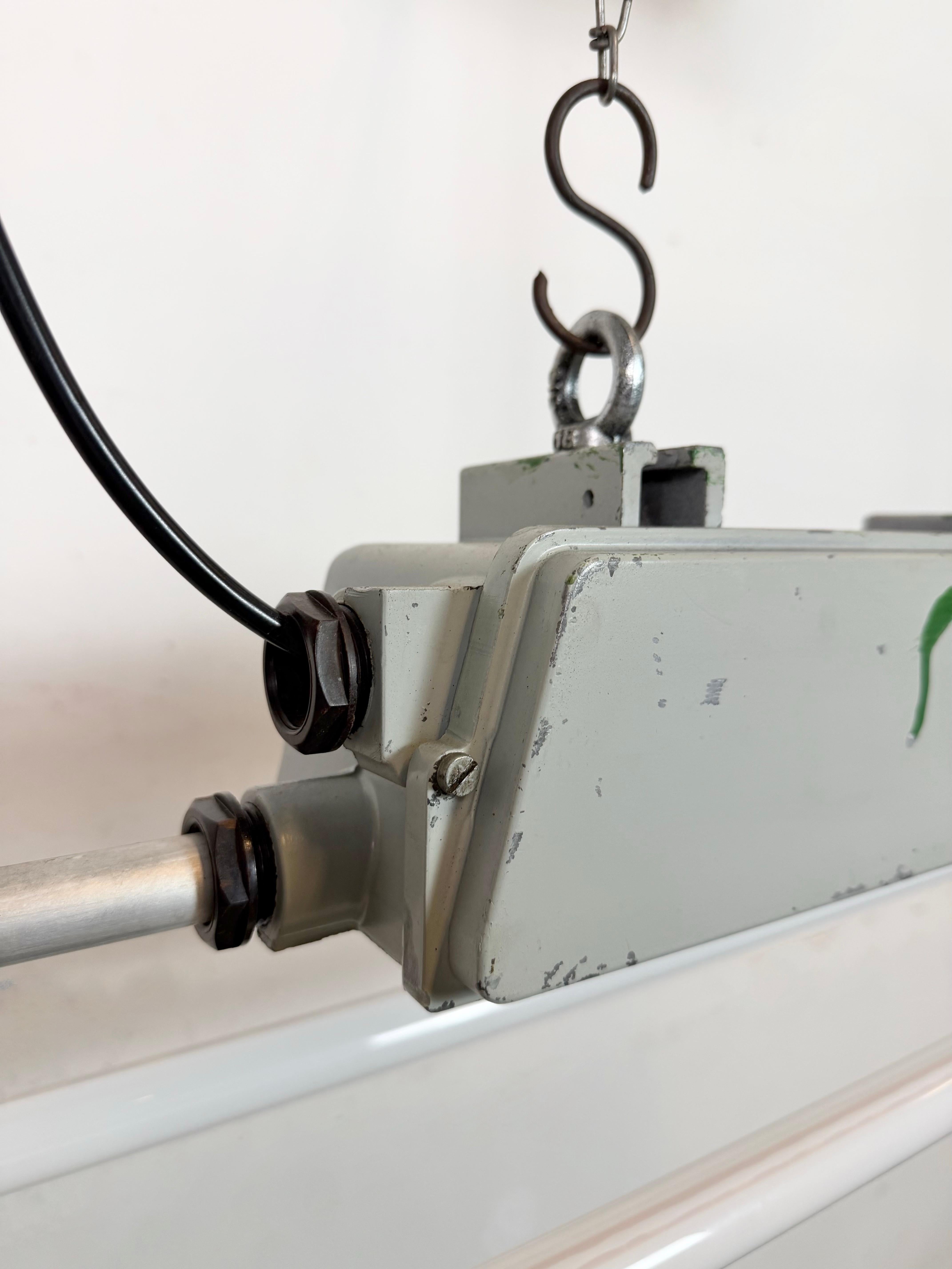 Industrielle graue Röhrenleuchte aus Elektrosvit, Industrie  1970s im Angebot 1
