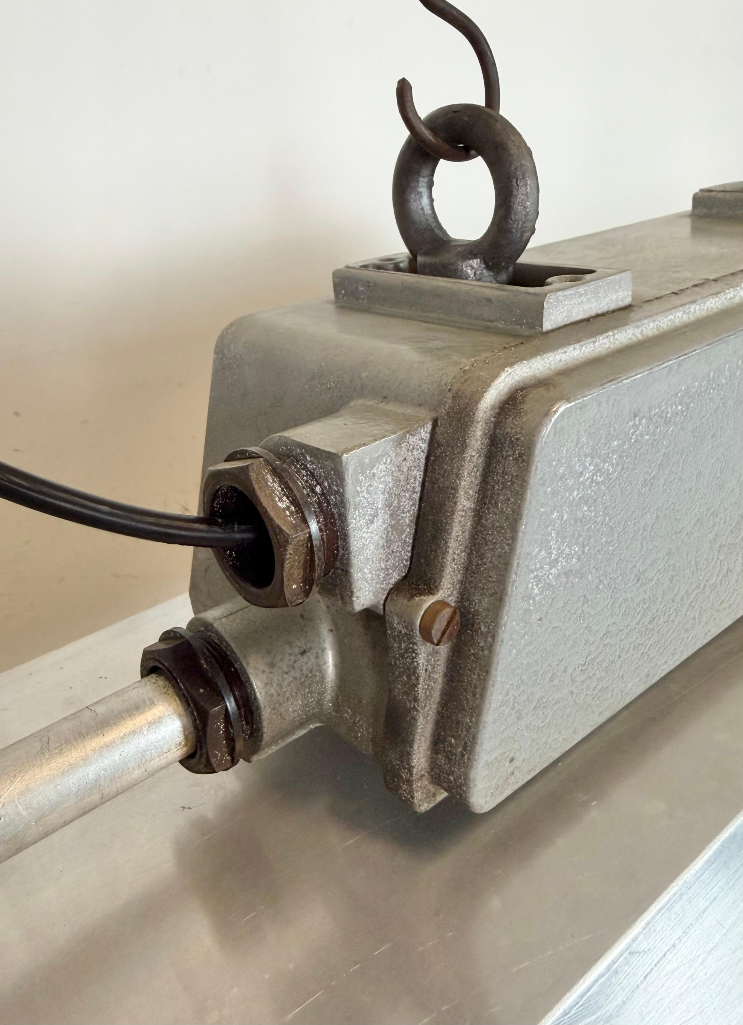 Graue Industrieröhrenleuchte von Elektrosvit, 1970er Jahre (Aluminium) im Angebot