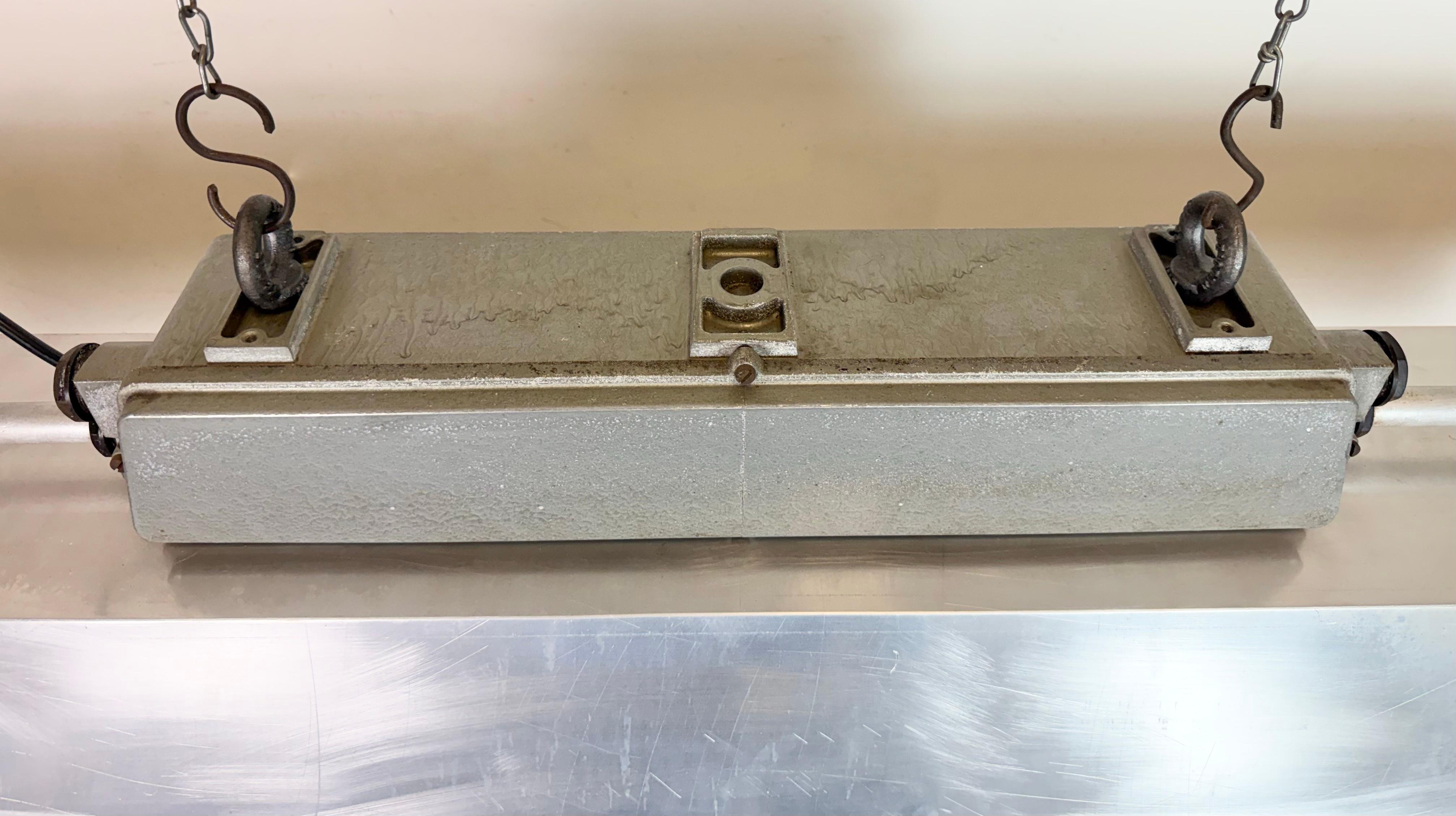 Graue Industrieröhrenleuchte von Elektrosvit, 1970er Jahre im Angebot 2