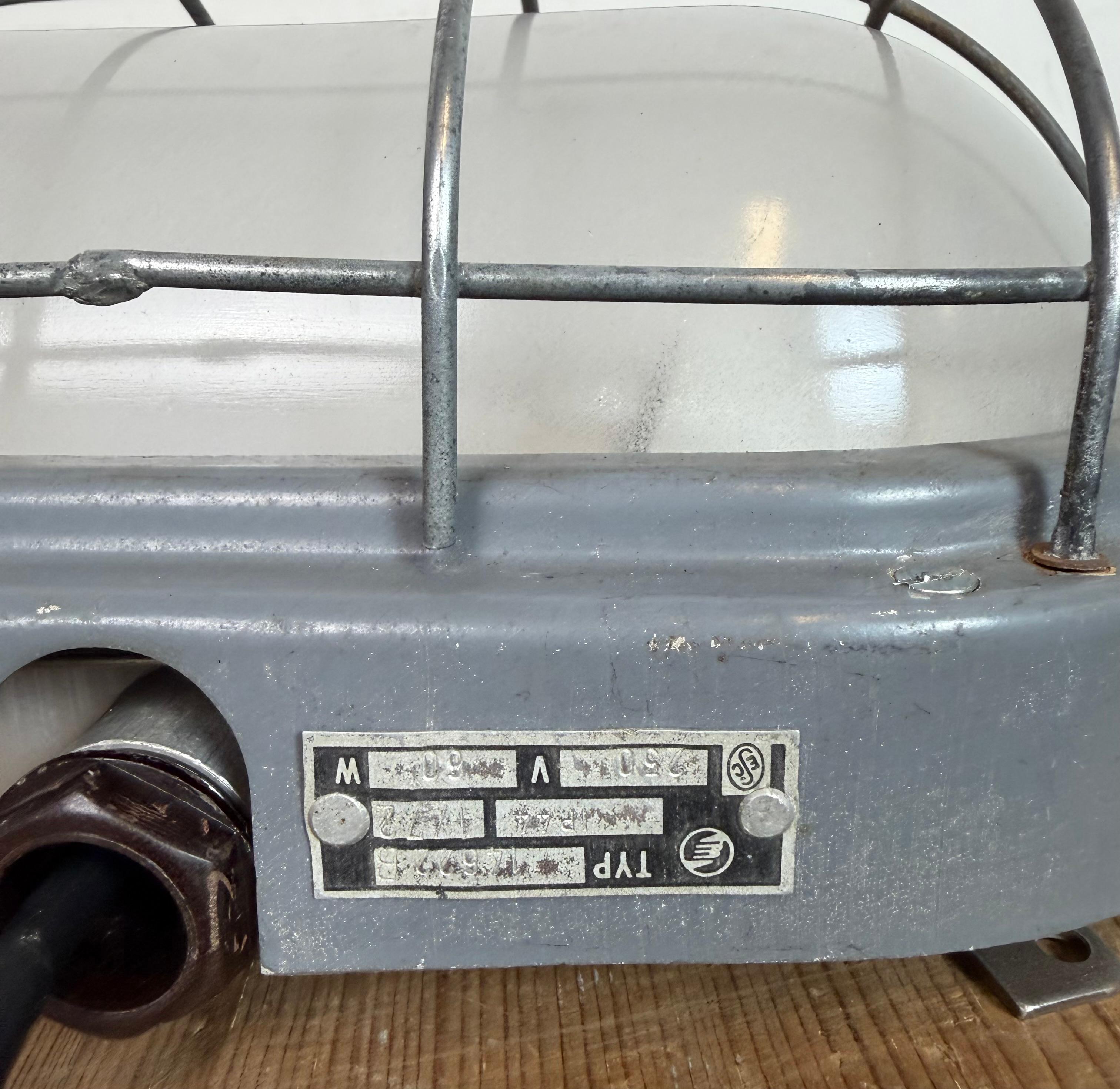 Industrielle graue Wandleuchte mit Milchglas von Elektrosvit, 1970er Jahre im Angebot 3