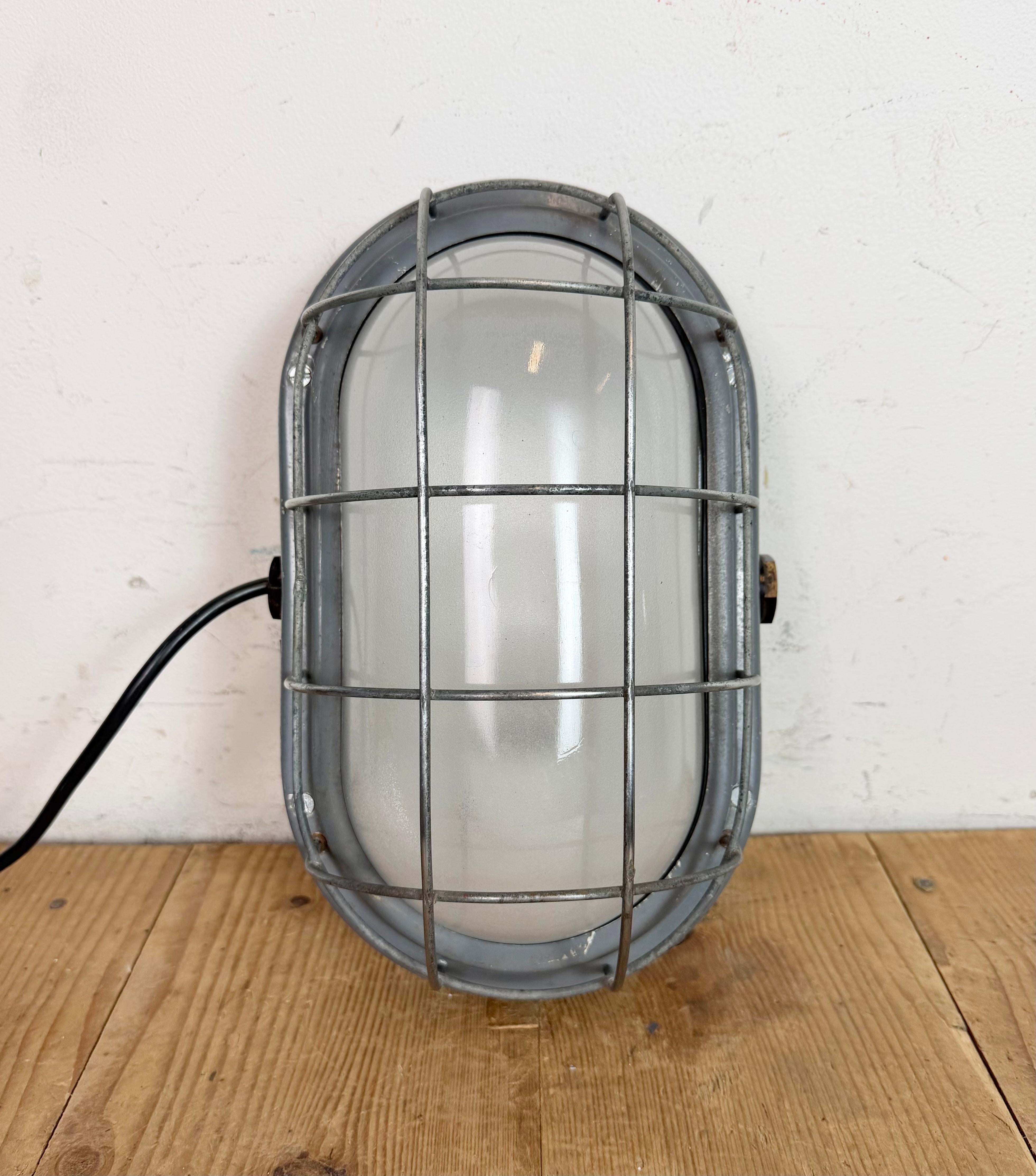 Industrielle graue Wandleuchte mit Milchglas von Elektrosvit, 1970er Jahre im Angebot 4