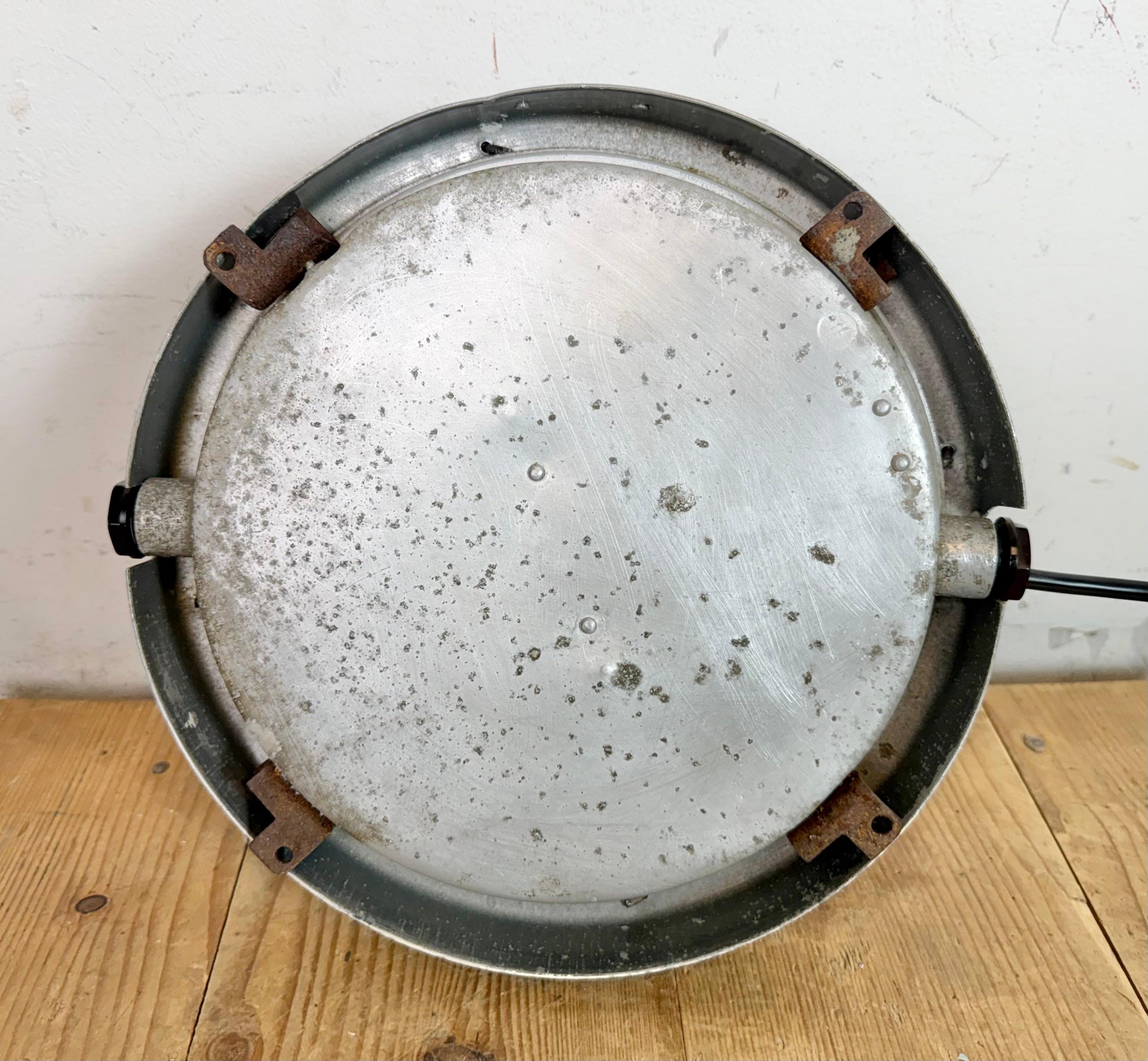 Aplique industrial gris con cristal de leche de Elektrosvit, años 70 en venta 4