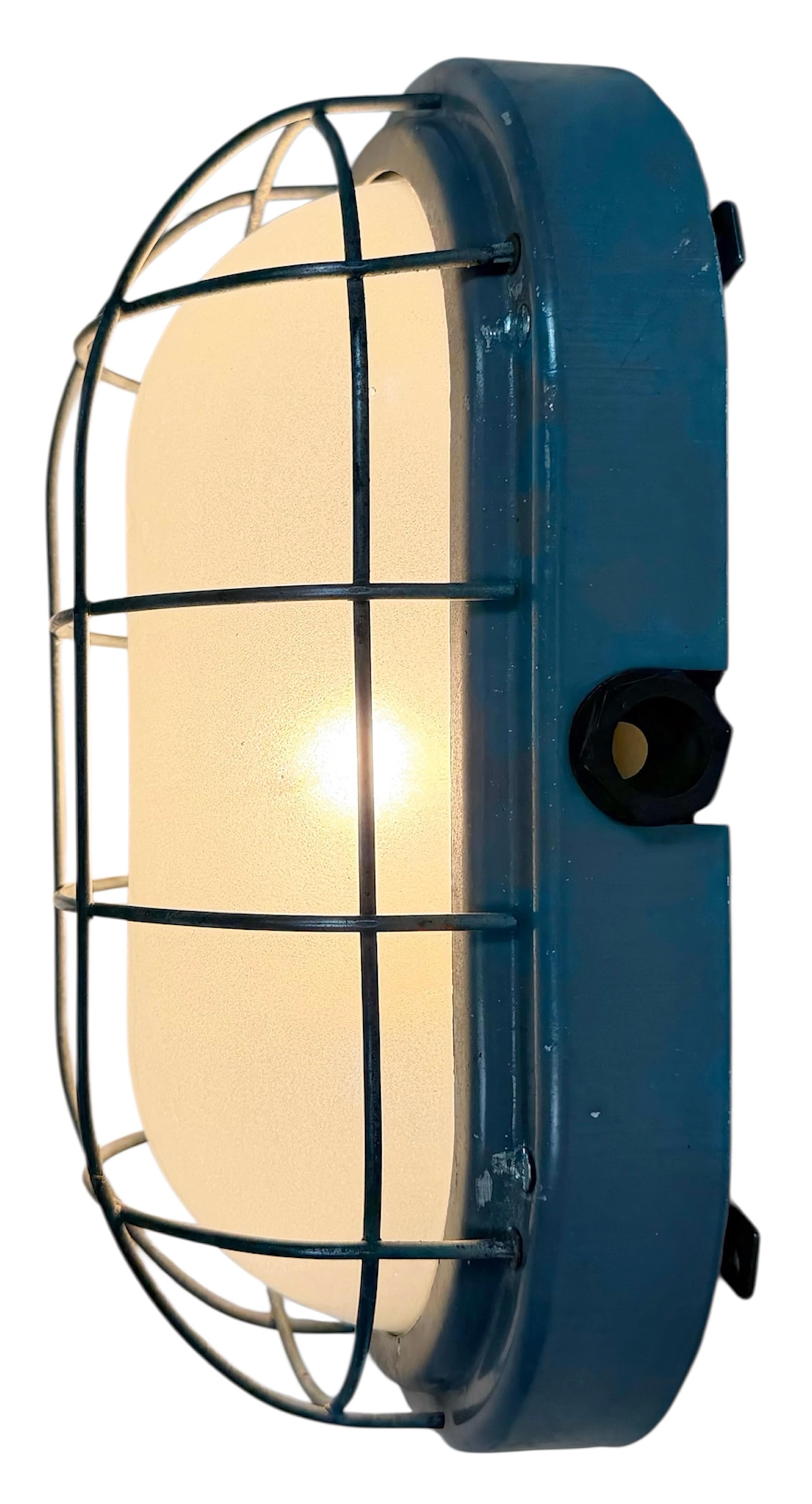 Industrielle graue Wandleuchte mit Milchglas von Elektrosvit, 1970er Jahre (Tschechisch) im Angebot