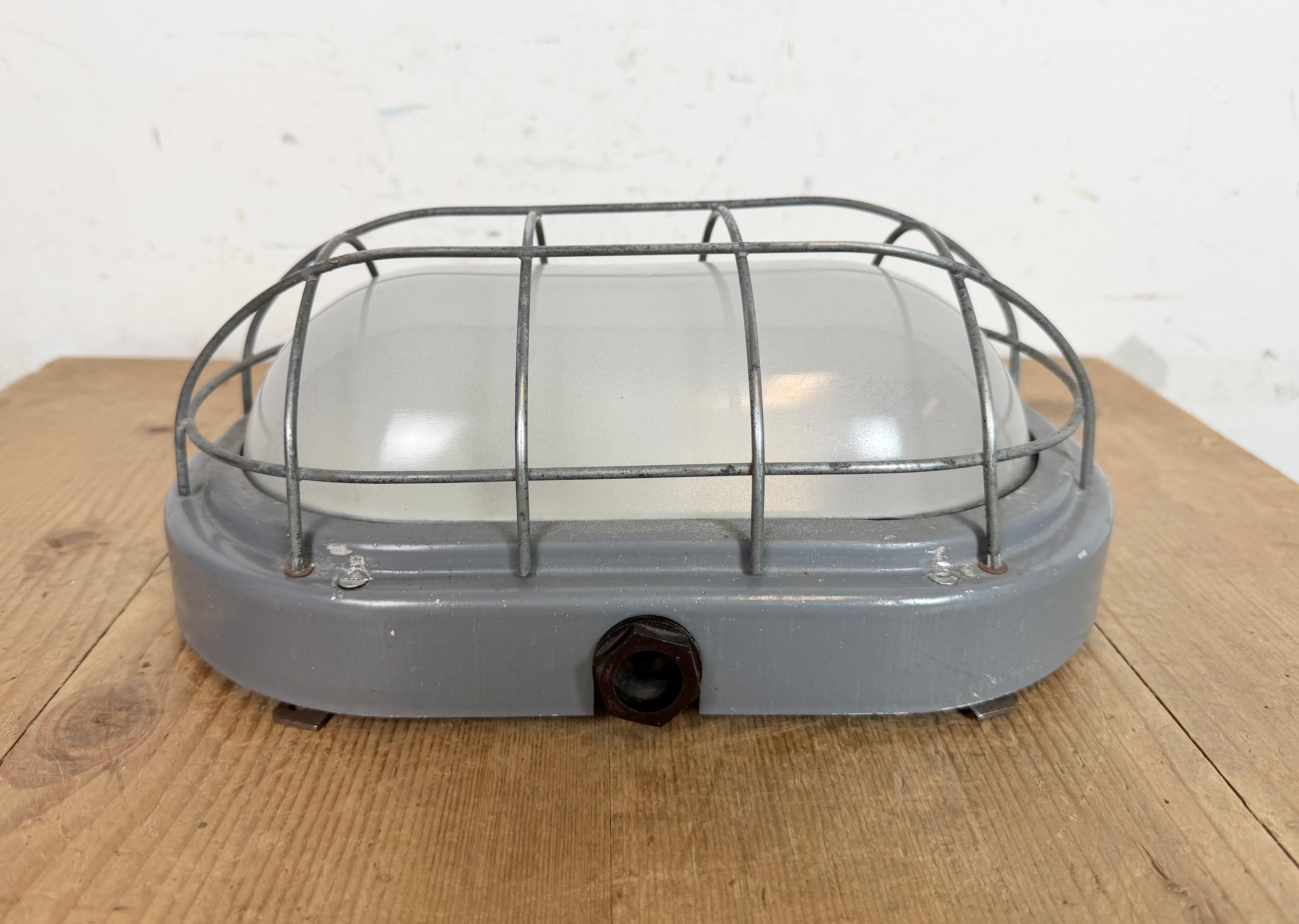 Industrielle graue Wandleuchte mit Milchglas von Elektrosvit, 1970er Jahre (Gegossen) im Angebot