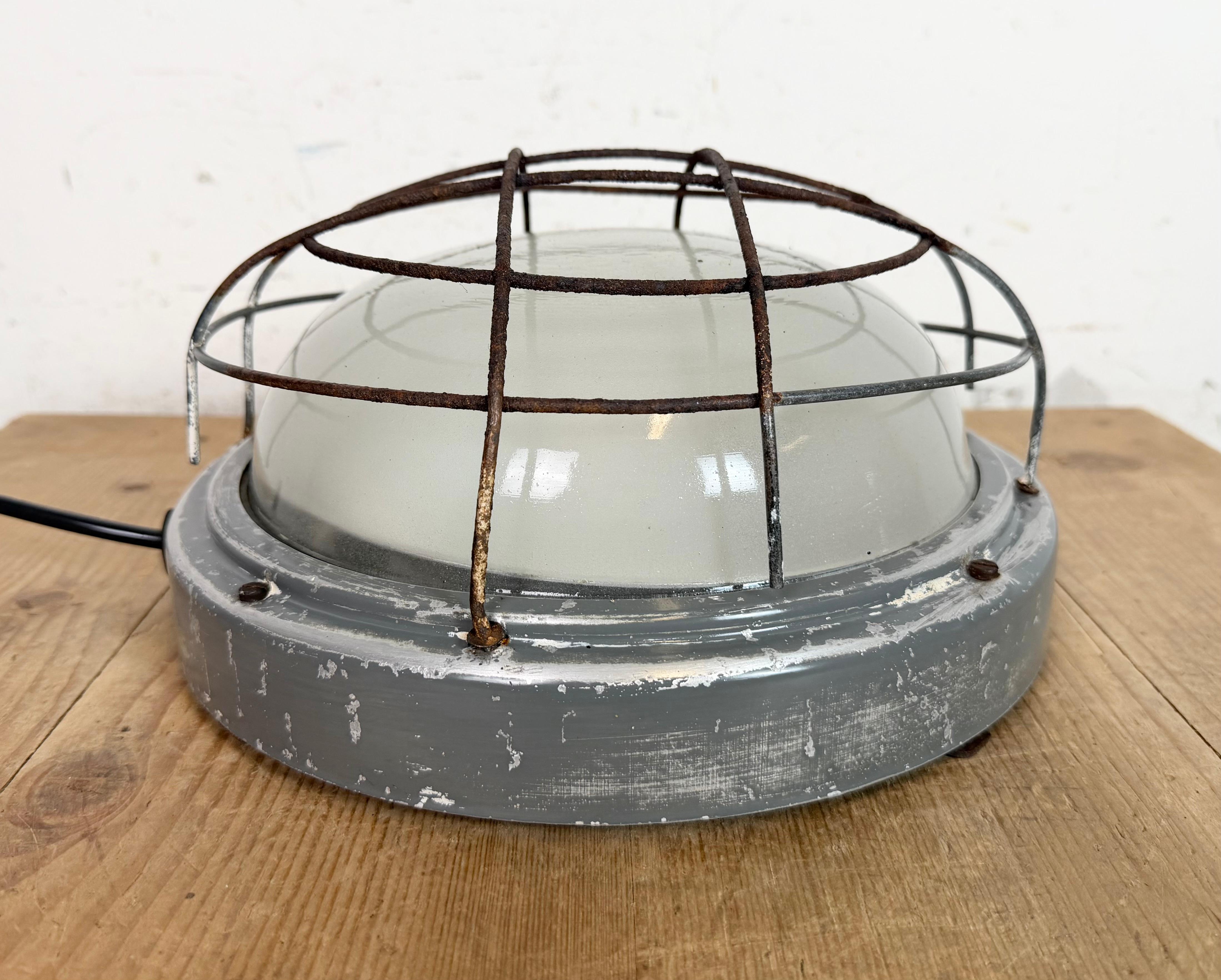 Aplique industrial gris con cristal de leche de Elektrosvit, años 70 Checo en venta