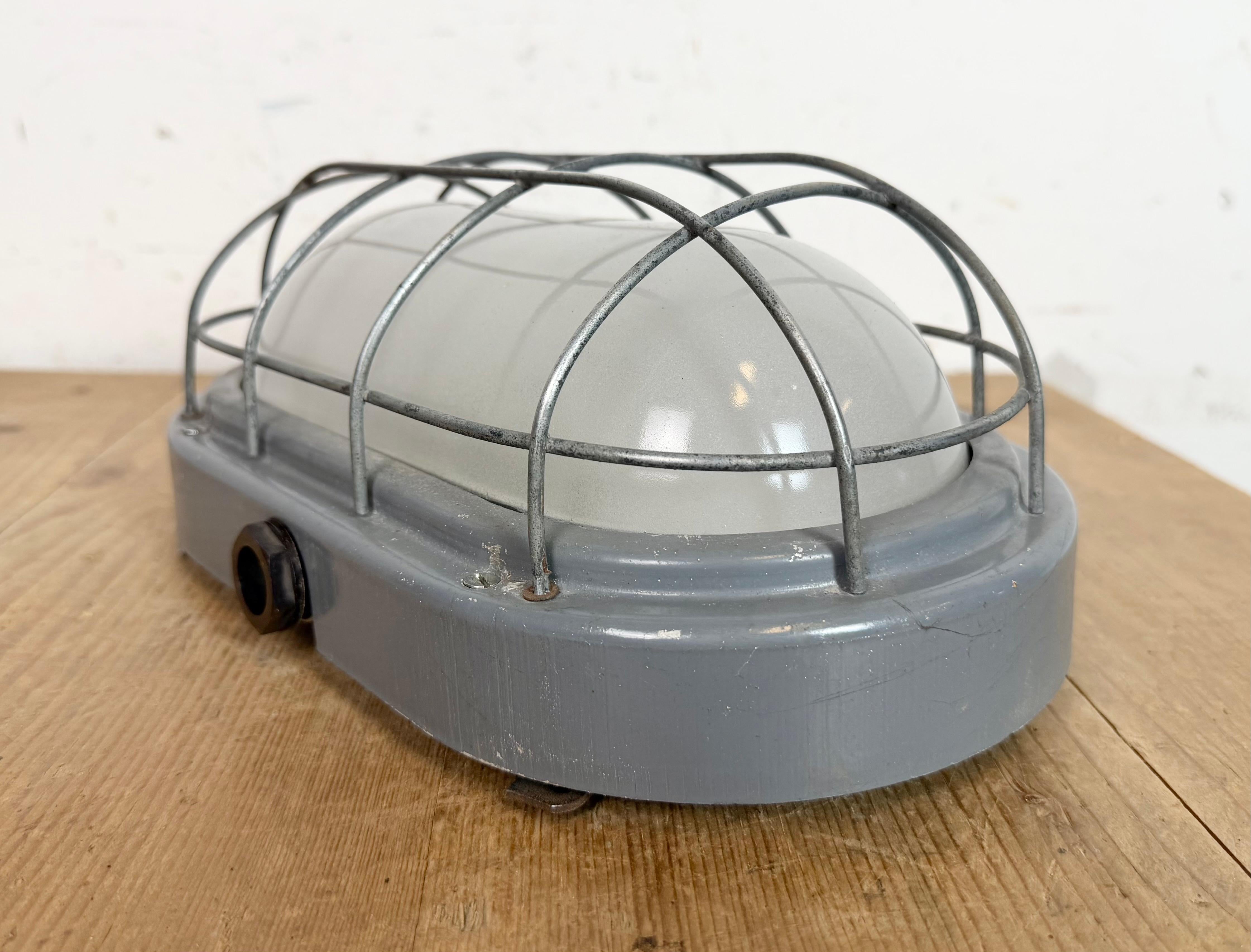 Industrielle graue Wandleuchte mit Milchglas von Elektrosvit, 1970er Jahre im Zustand „Gut“ im Angebot in Kojetice, CZ