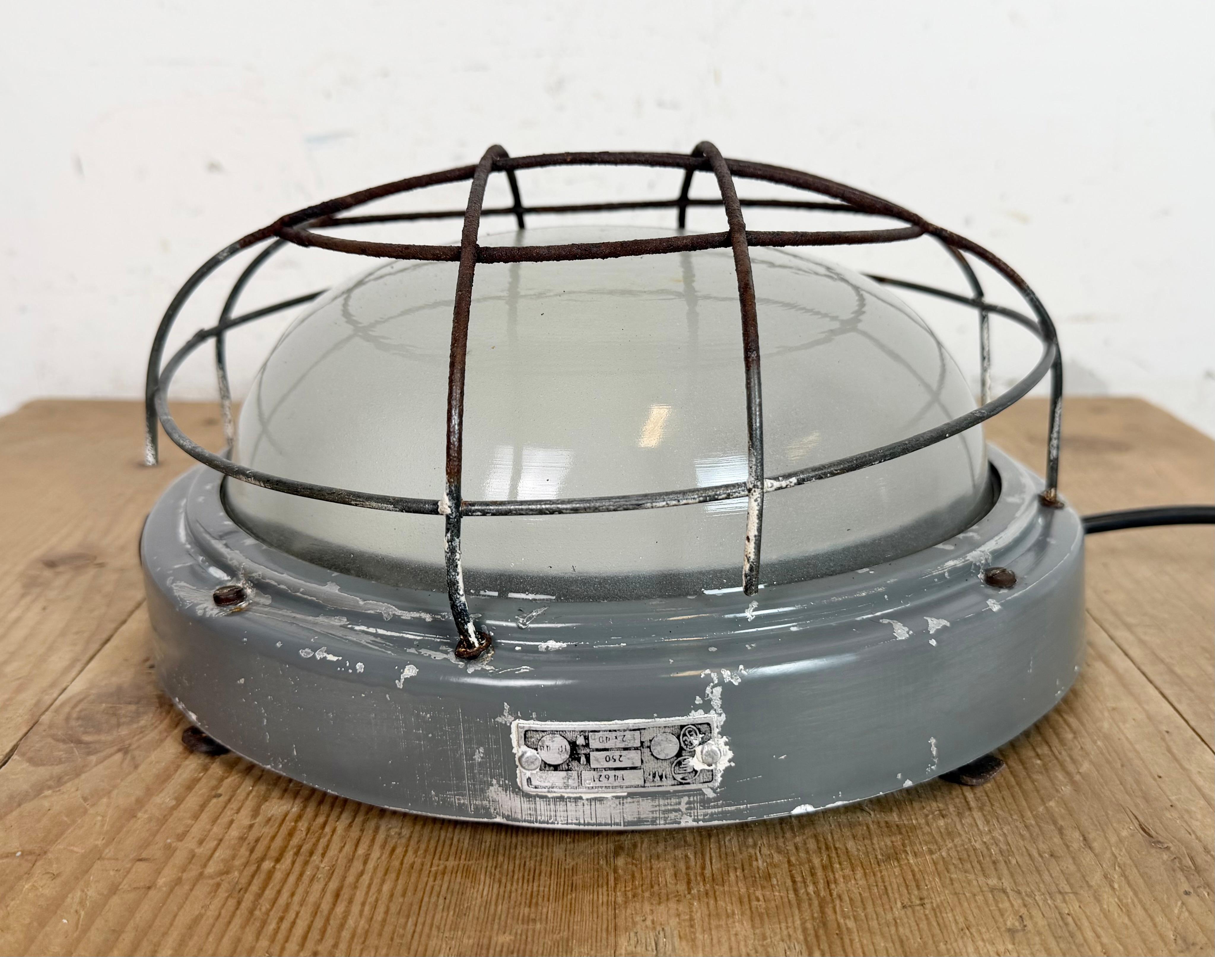 Aplique industrial gris con cristal de leche de Elektrosvit, años 70 finales del siglo XX en venta