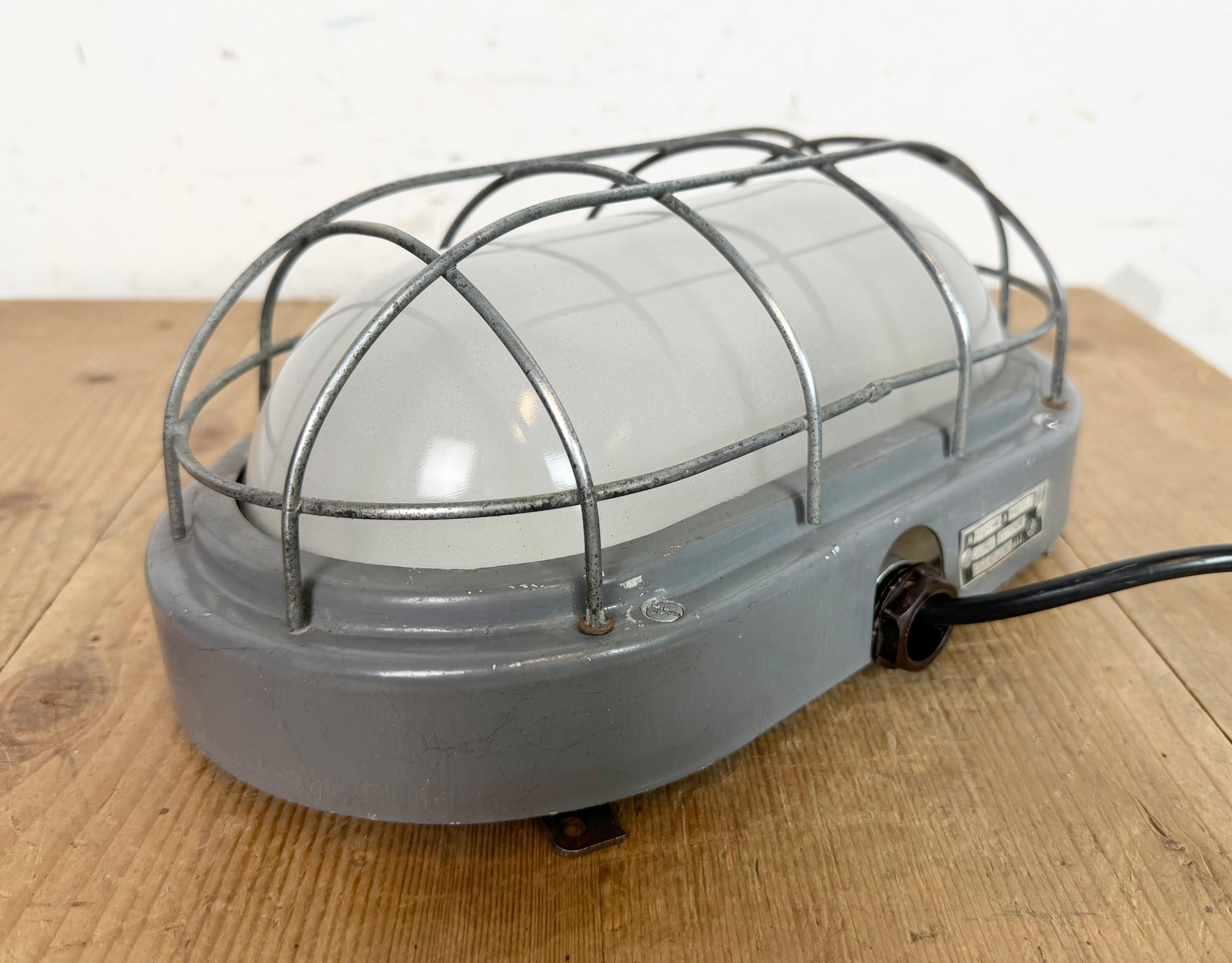 Industrielle graue Wandleuchte mit Milchglas von Elektrosvit, 1970er Jahre (Aluminium) im Angebot