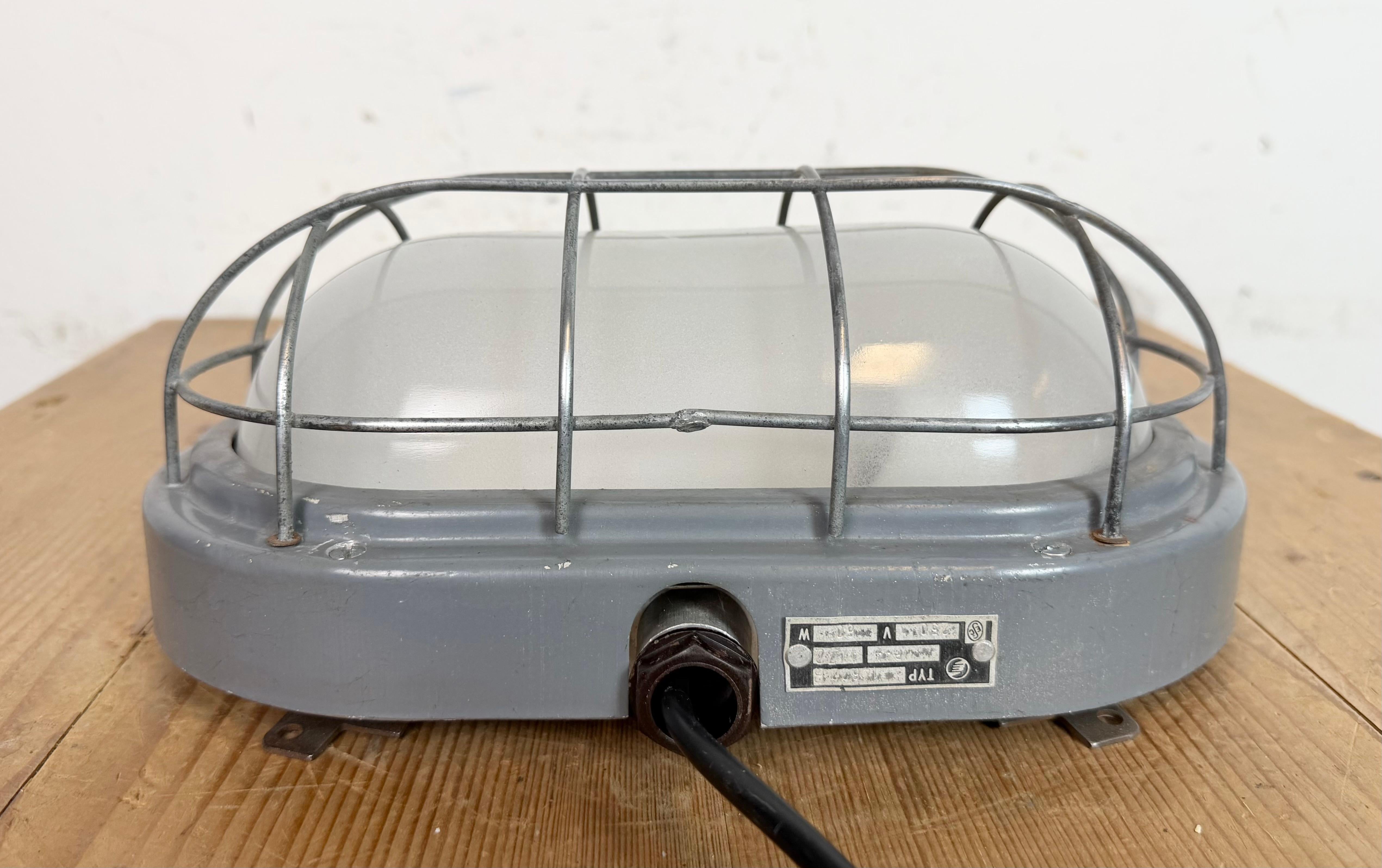 Industrielle graue Wandleuchte mit Milchglas von Elektrosvit, 1970er Jahre im Angebot 1