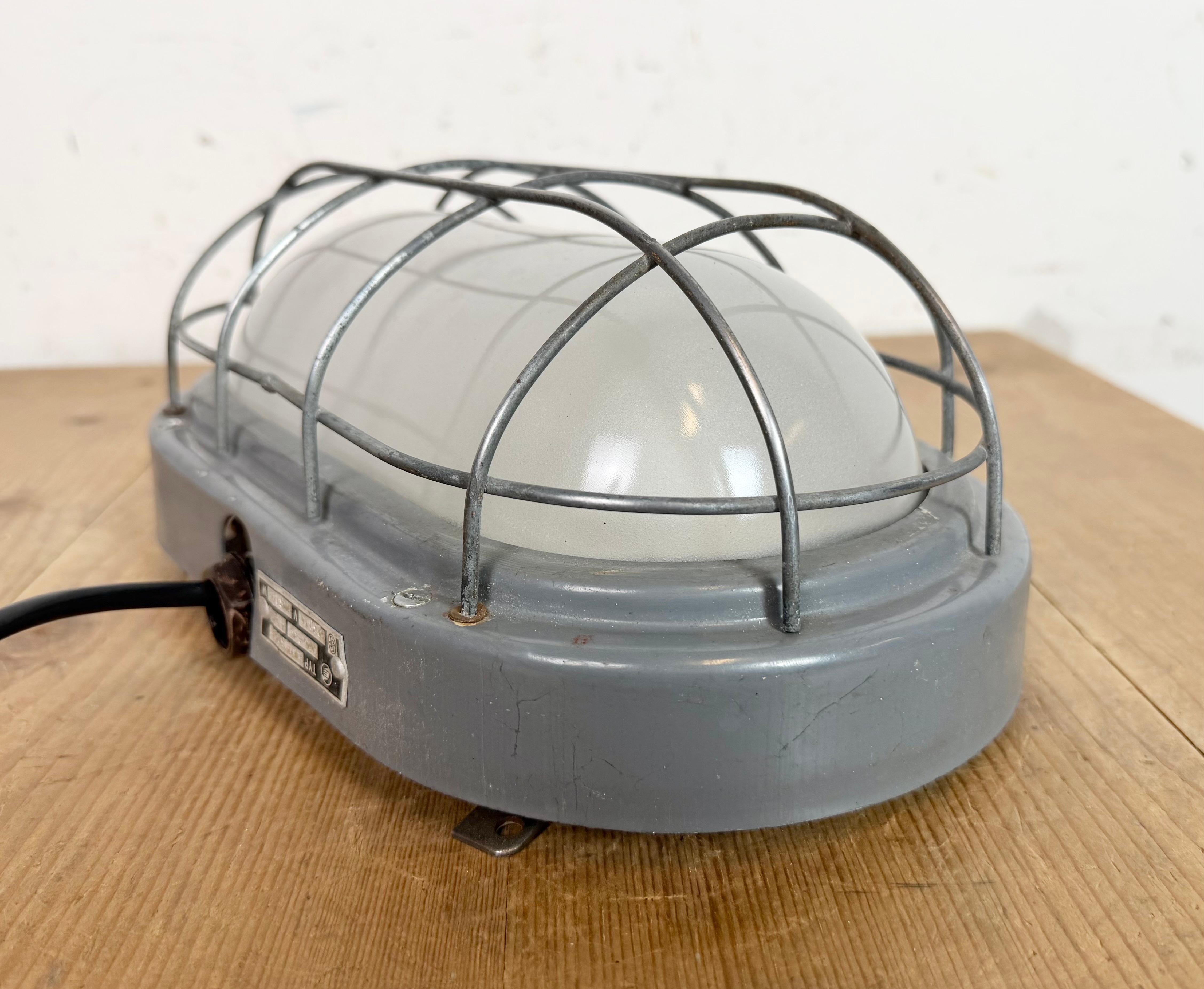 Industrielle graue Wandleuchte mit Milchglas von Elektrosvit, 1970er Jahre im Angebot 2