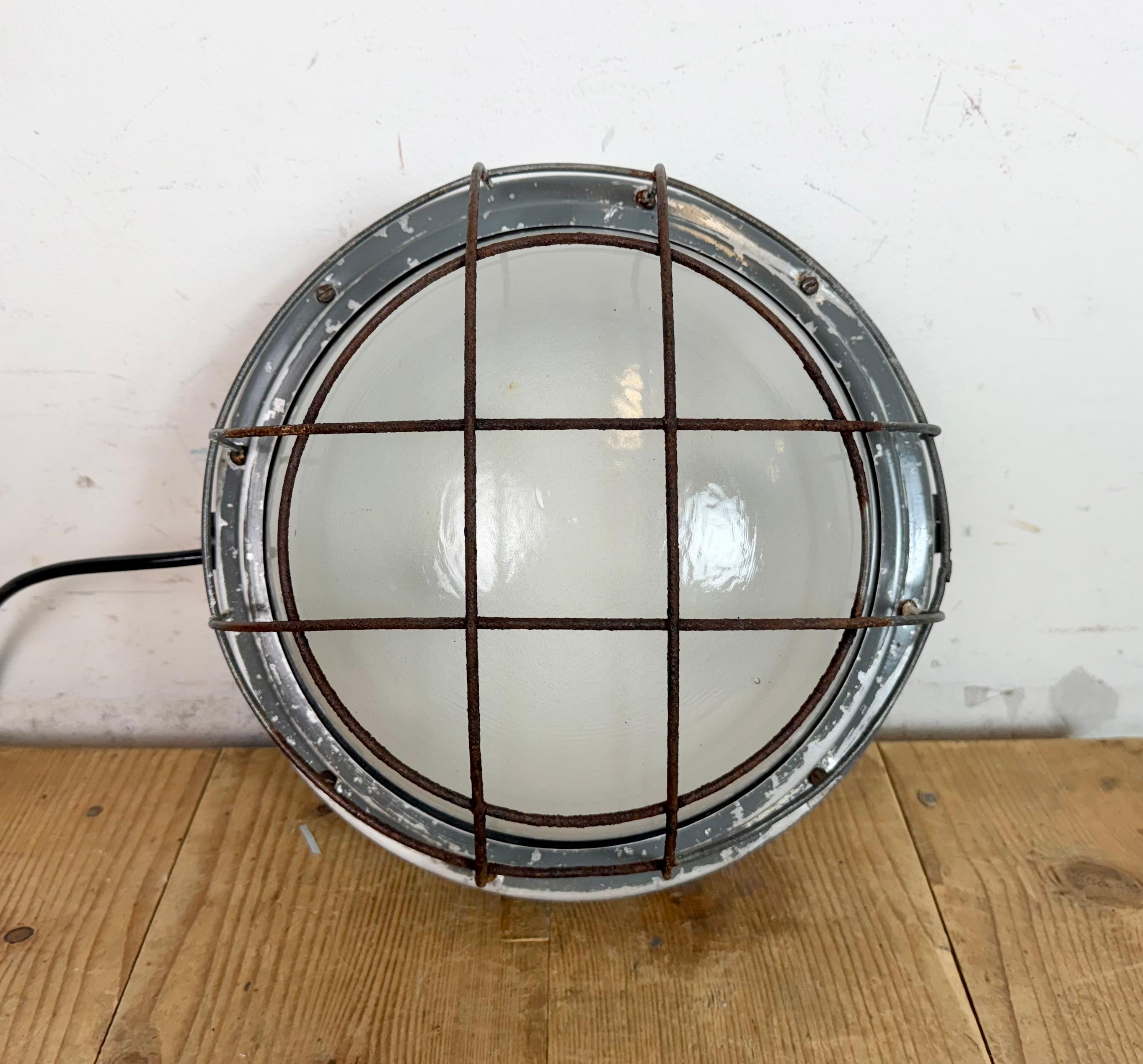 Aplique industrial gris con cristal de leche de Elektrosvit, años 70 en venta 2