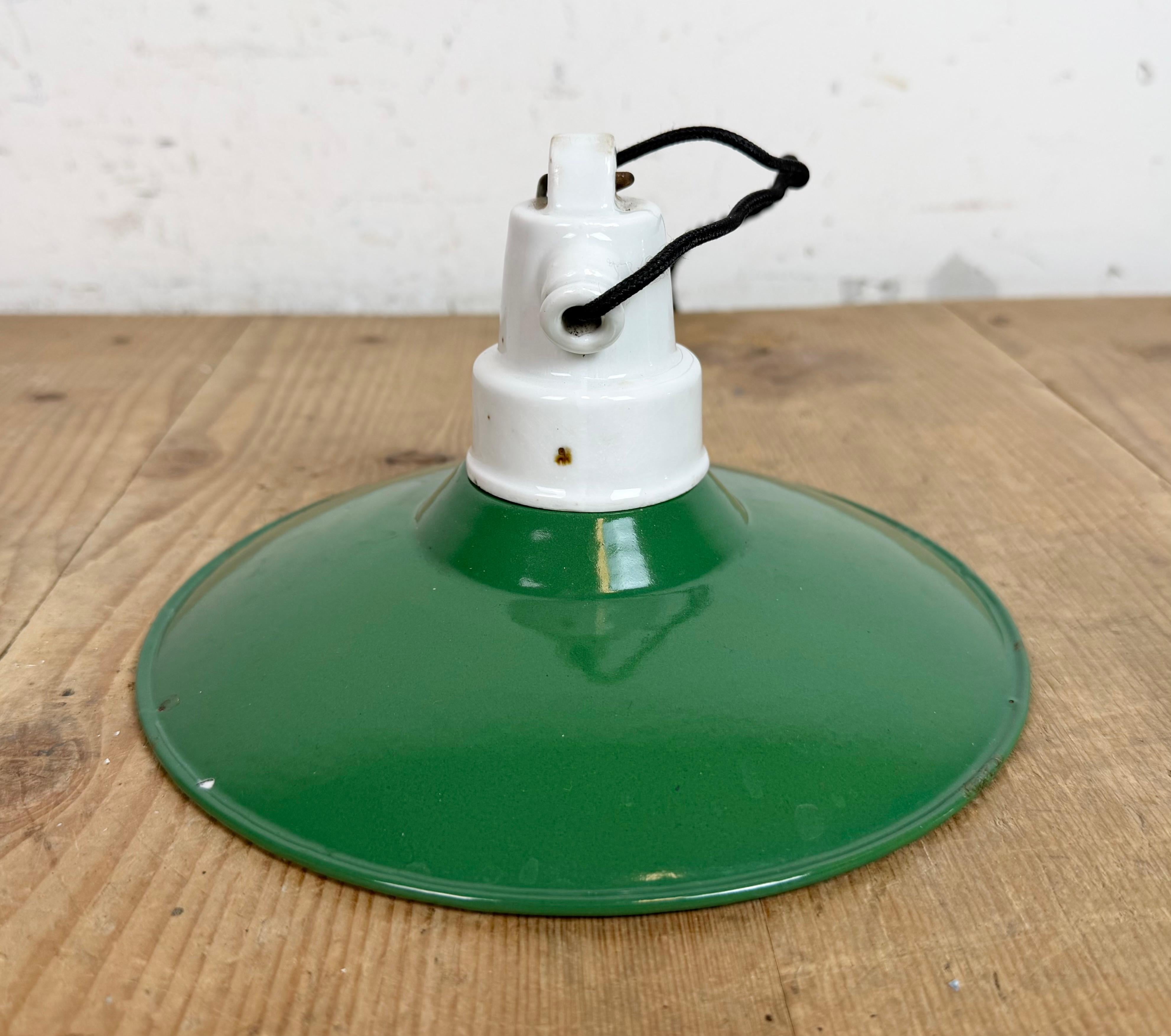 Industrial Green Enamel Pendant Light, 1950s in vendita 3