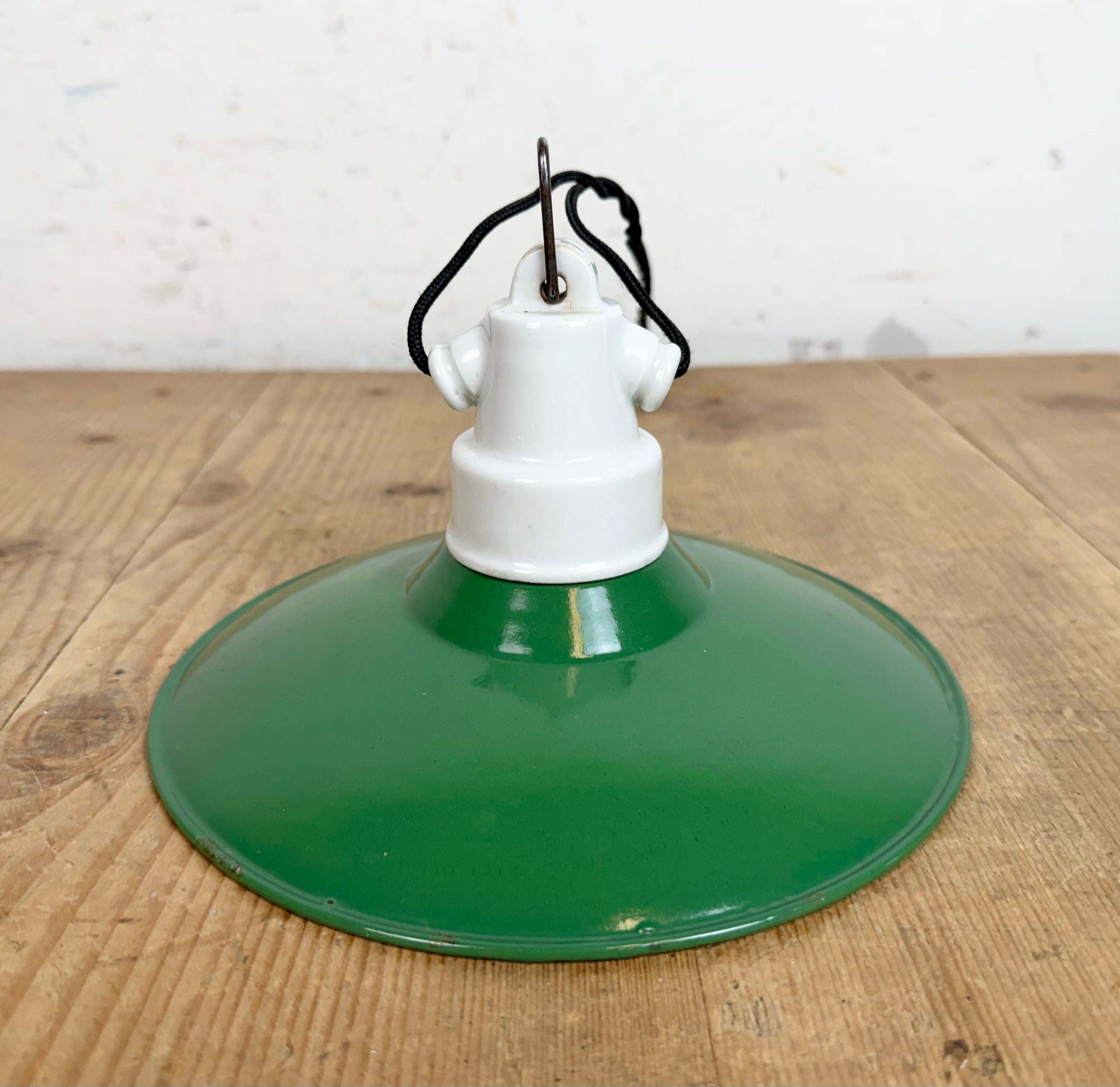 Industrial Green Enamel Pendant Light, 1950s in vendita 4