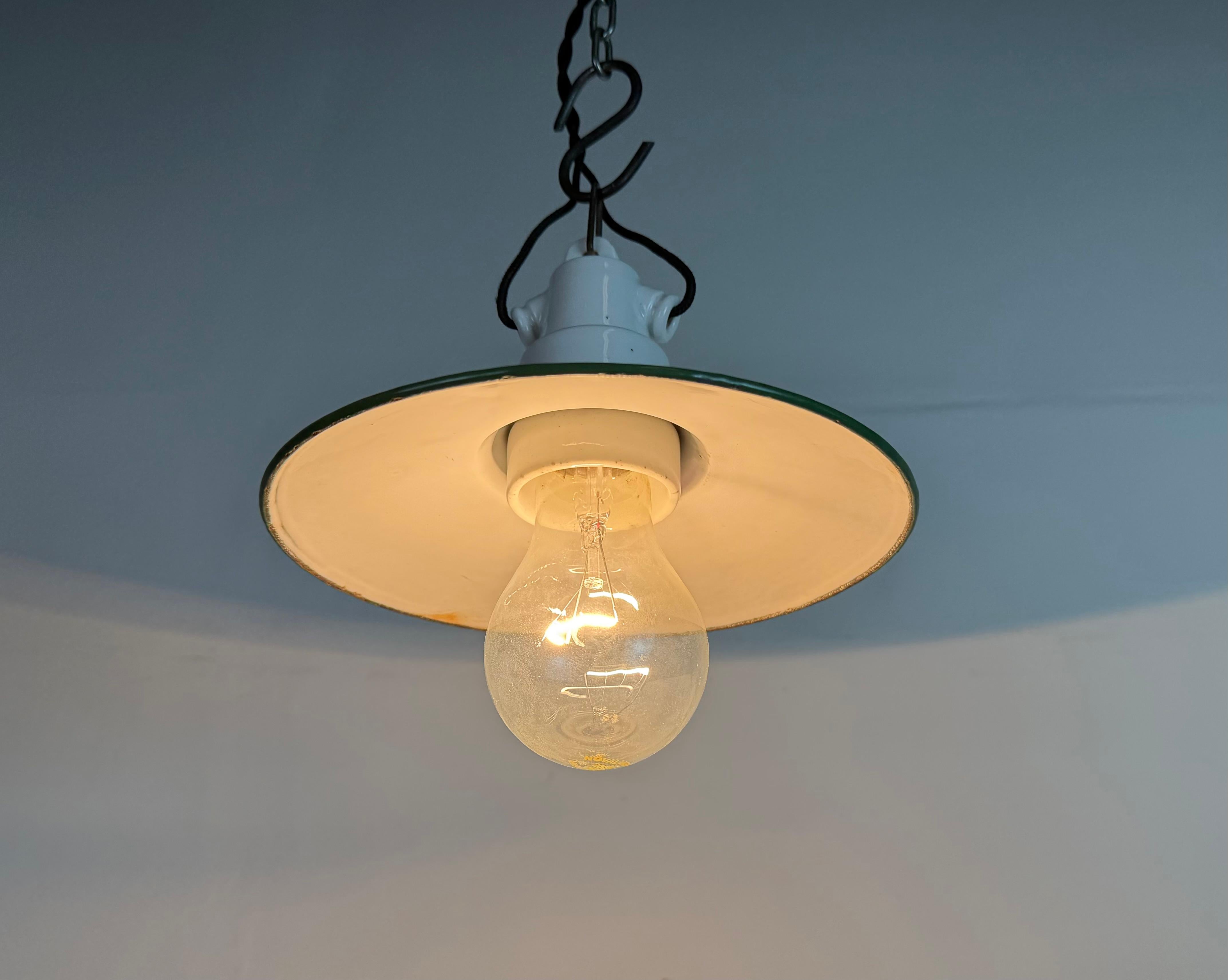 Industrial Green Enamel Pendant Light, 1950s in vendita 1