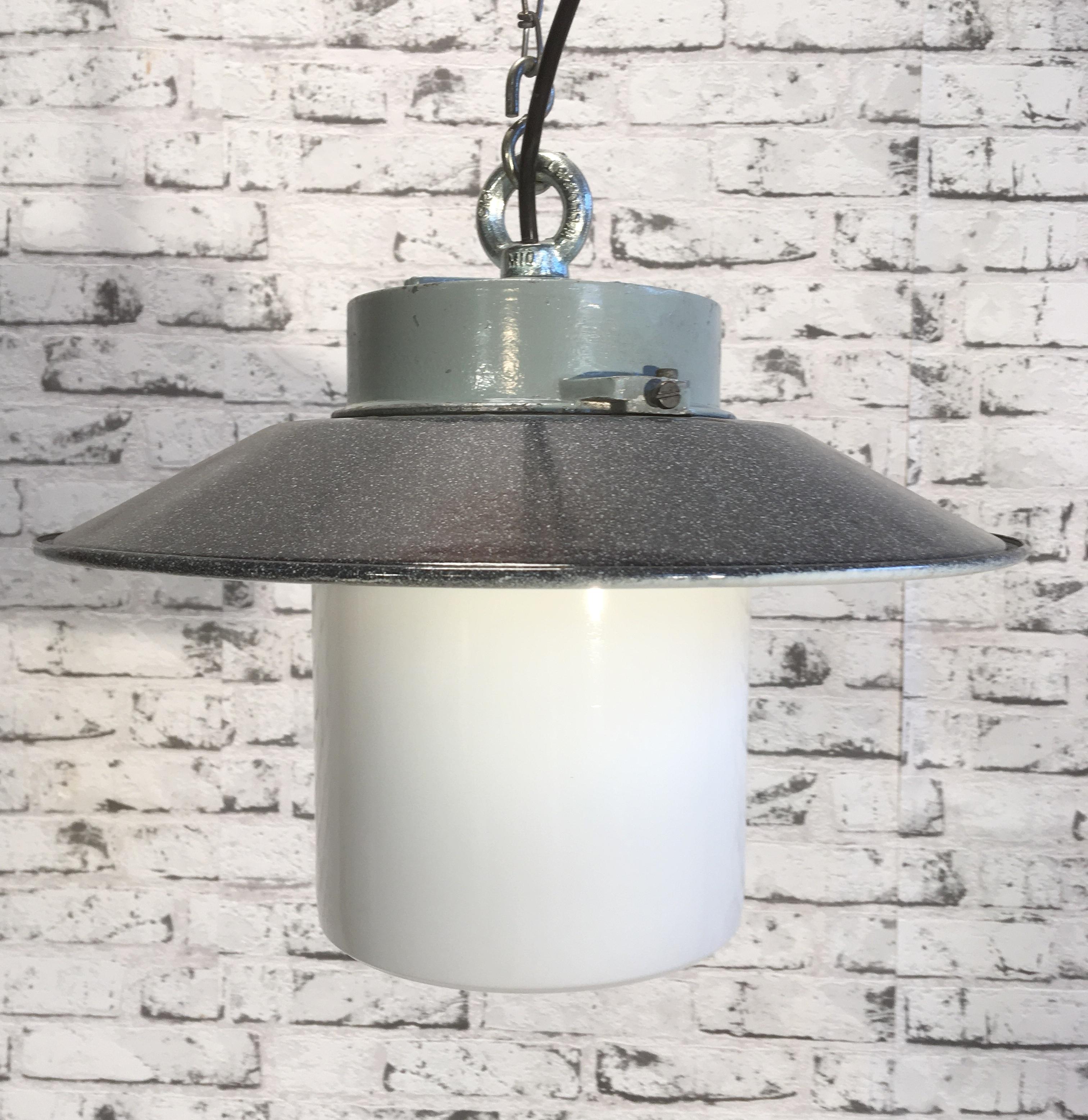 Vintage industrial lamp from 1970s.
Cast aluminium top. Enemal shade. Milk glass.
New porcelain socket for E 27 lightbulbs and wire. Weight: 2 kg.