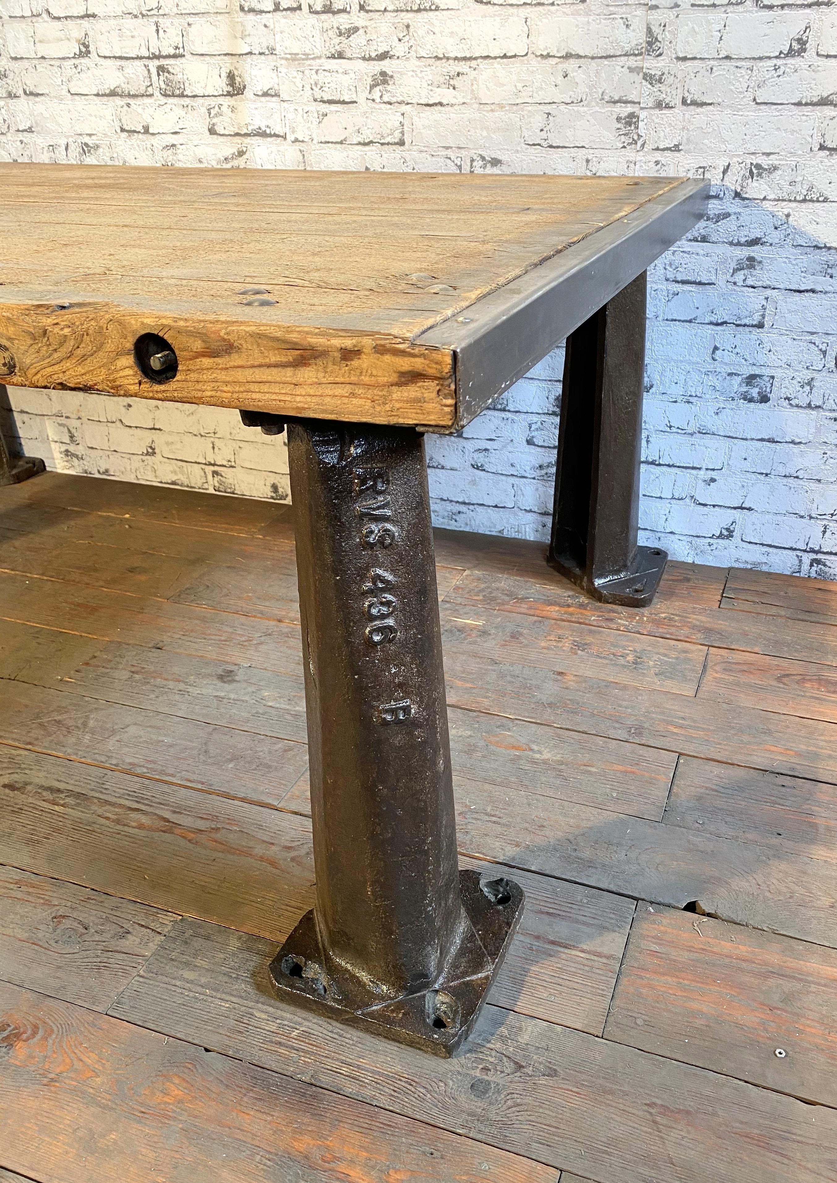 Tavolino industriale vintage degli anni '50. Presenta gambe in ghisa e un piatto in legno massiccio con una bella patina. Il peso del tavolo è di 120 kg.