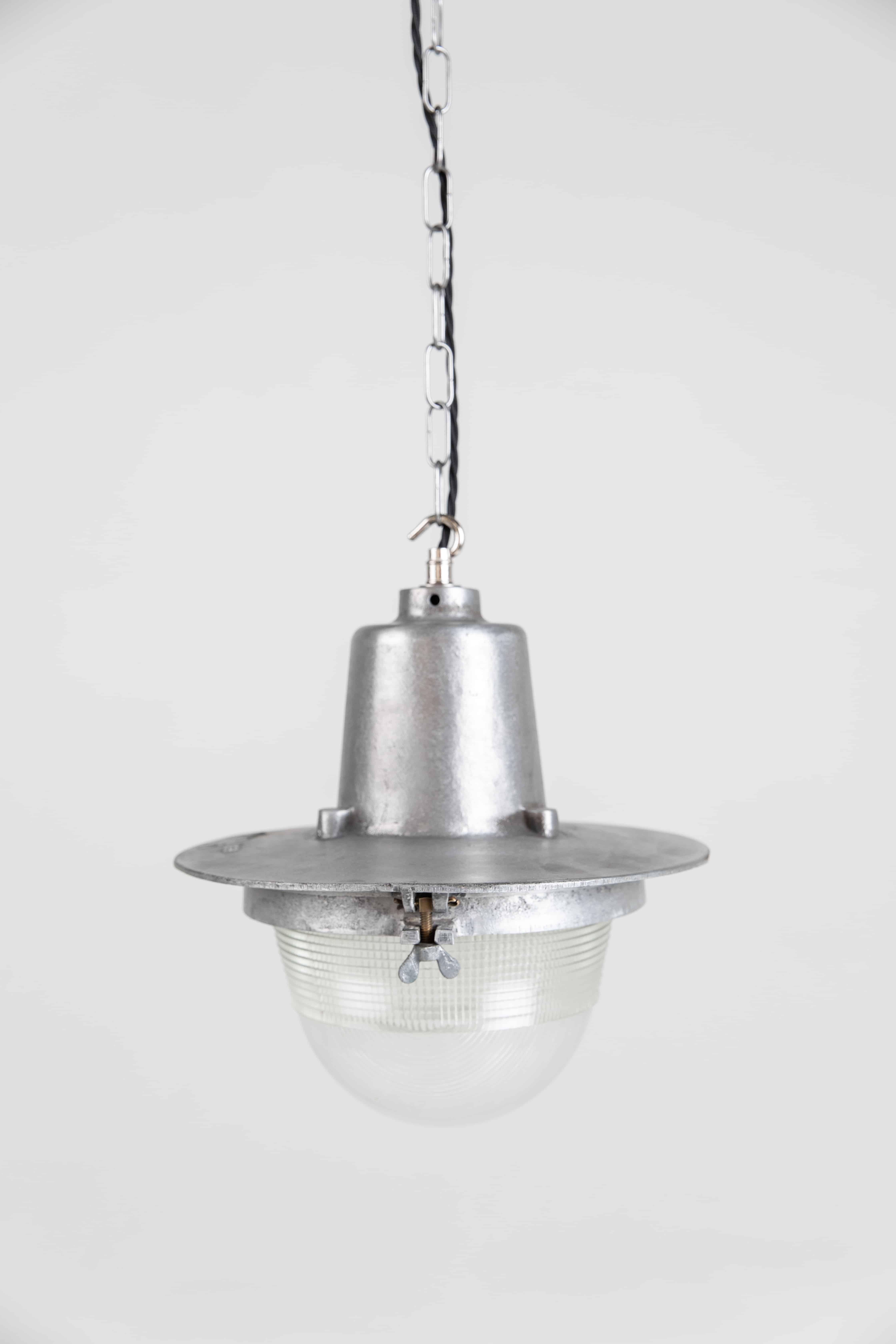 Lampes de rue industrielles en verre holophane et aluminium coulé, vers 1940 en vente 3