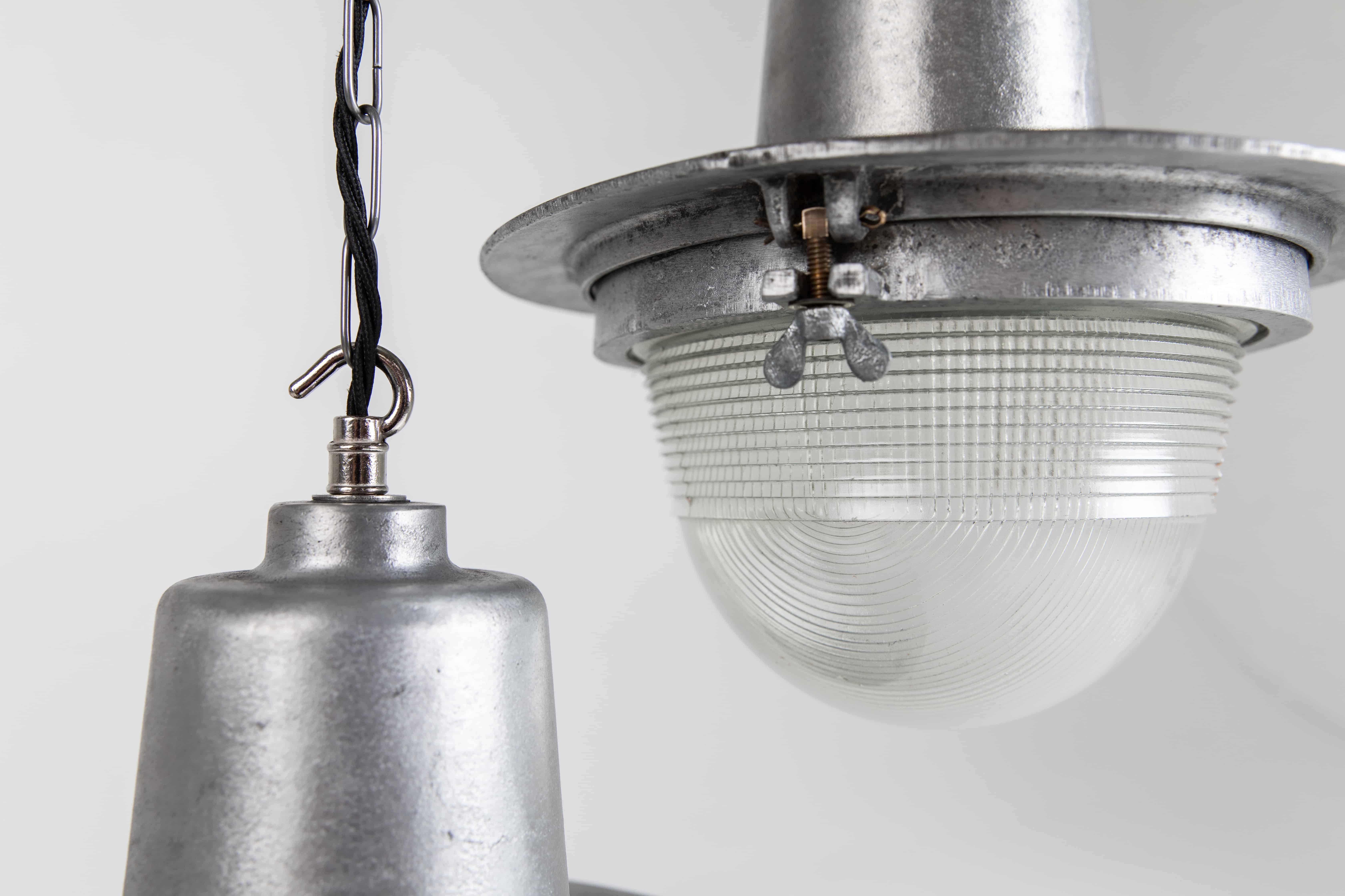 Verre Lampes de rue industrielles en verre holophane et aluminium coulé, vers 1940 en vente