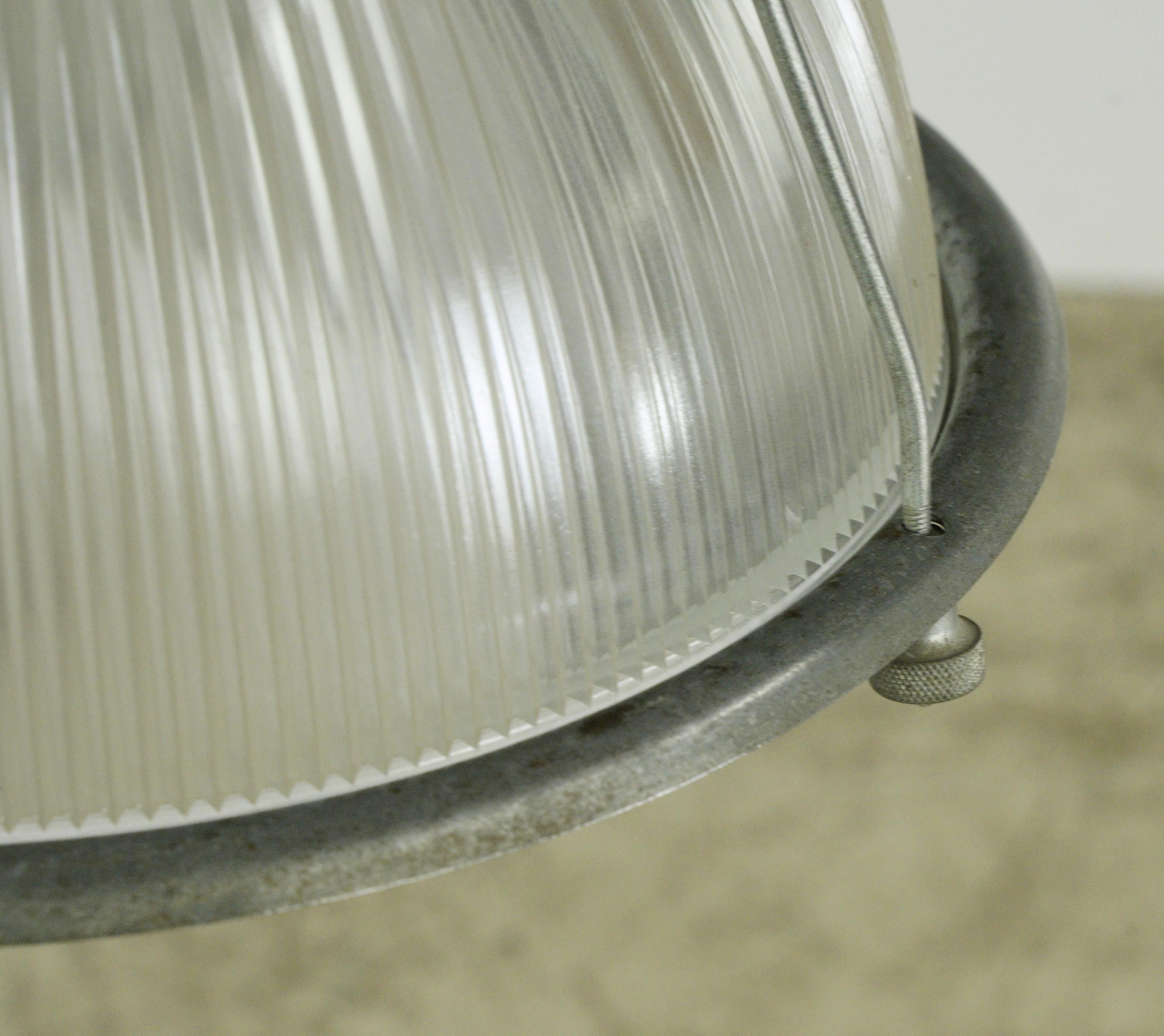 20ième siècle Lampe pendante industrielle en verre Holophane Steele Qté disponible en vente