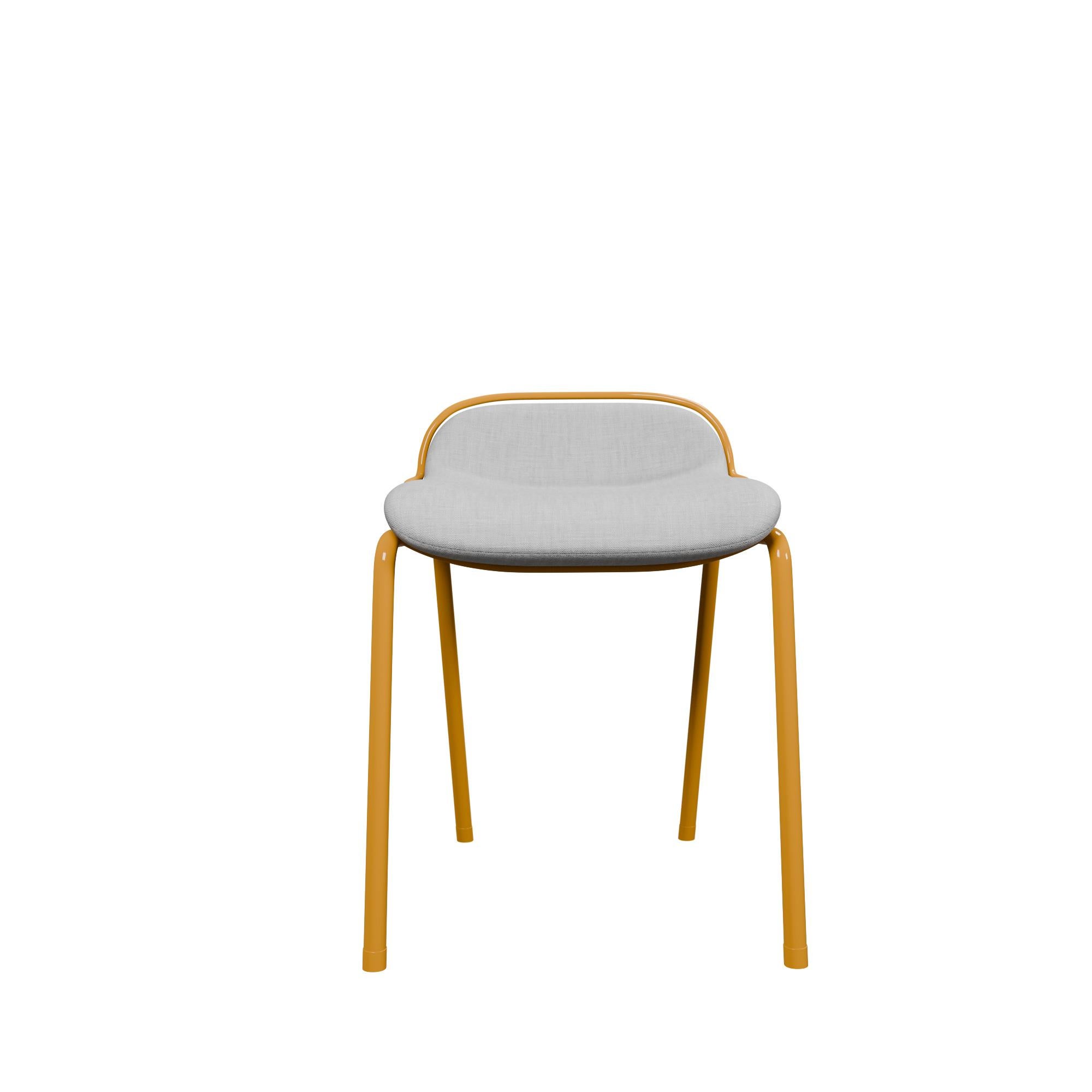 Le tabouret DUV est plus qu'un simple meuble, c'est un mélange harmonieux de force industrielle et de beauté naturelle. La structure en fer offre une durabilité et une stabilité exceptionnelles, ce qui en fait un choix fiable pour divers