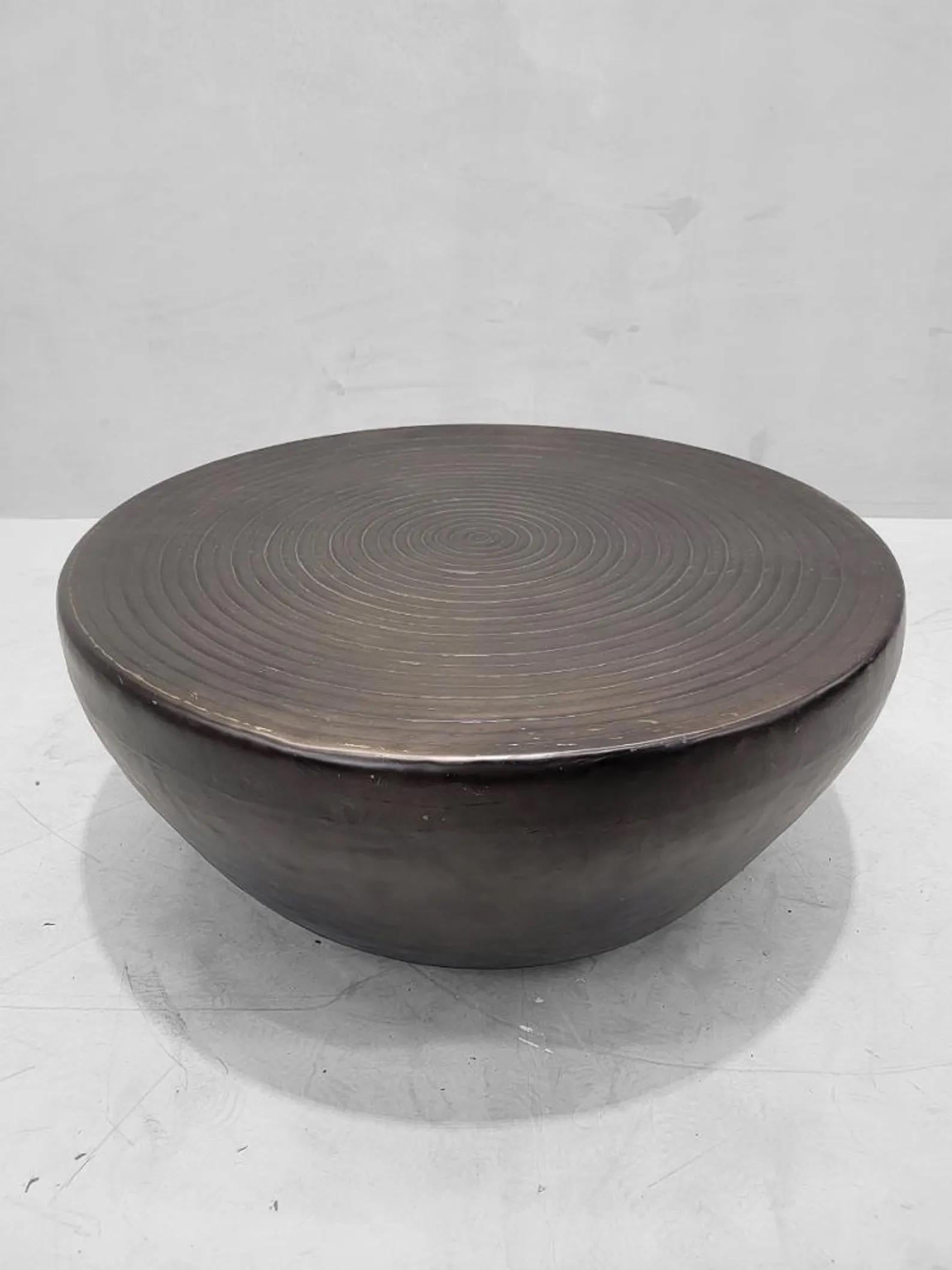 Industrieller Hosanna Couchtisch mit runder, gehämmerter Trommel 

Der Hosanna Hammered Round Drum Coffee Table ist mit einem ringförmigen Detail auf der Tischplatte versehen. Dieser atemberaubende Couchtisch bietet eine Eisenkonstruktion in antiker