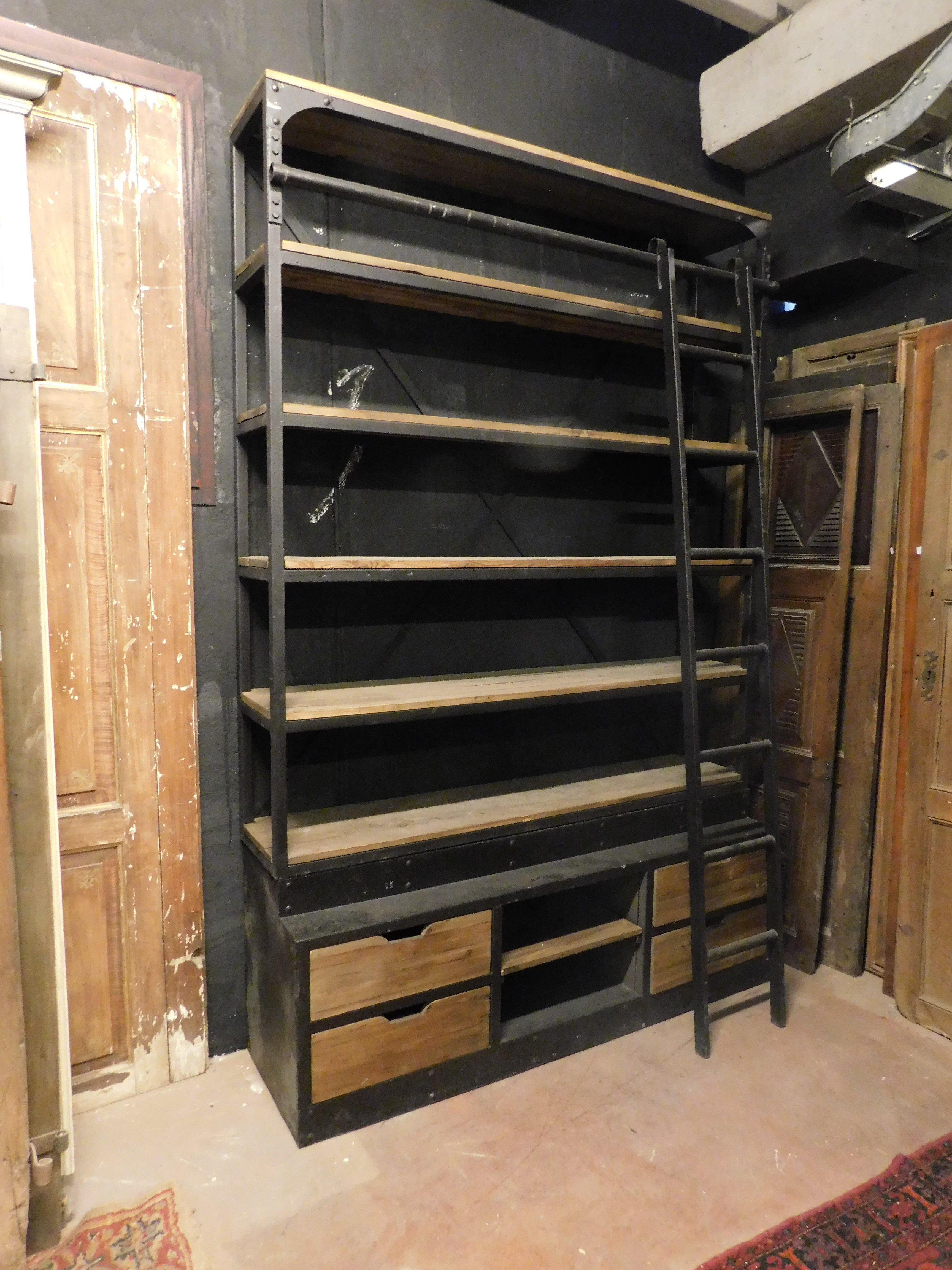 Industrial iron bookcase with wooden shelves and drawers complete with ladder In Good Condition For Sale In Cuneo, Italy (CN)