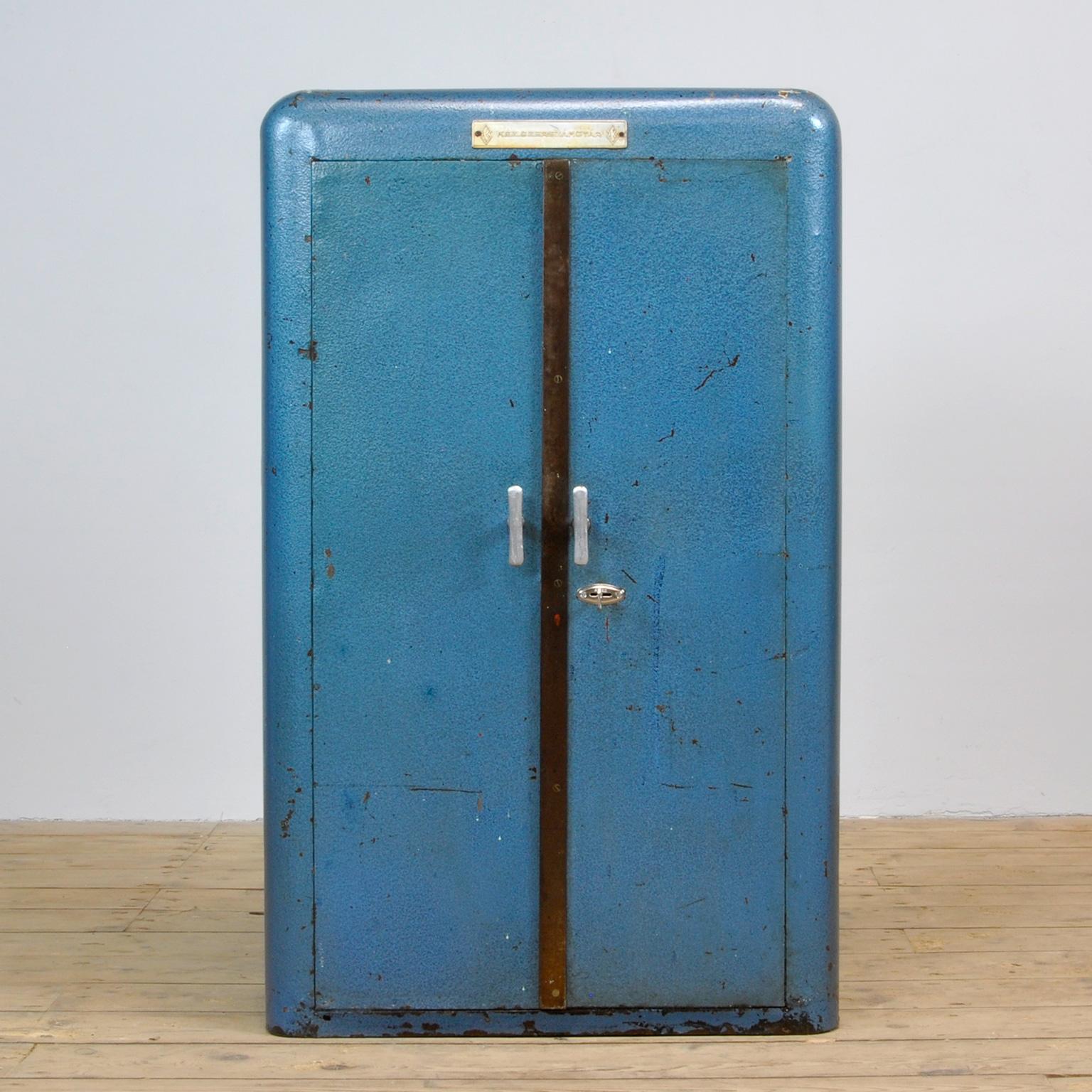 Industrial cabinet from the 1950s, made with beautiful rounded corners. Made from iron with Hammerslag paint. On the inside hanging options for all kinds of tools and a drawer. Treated against rust and finished with clear varnish.