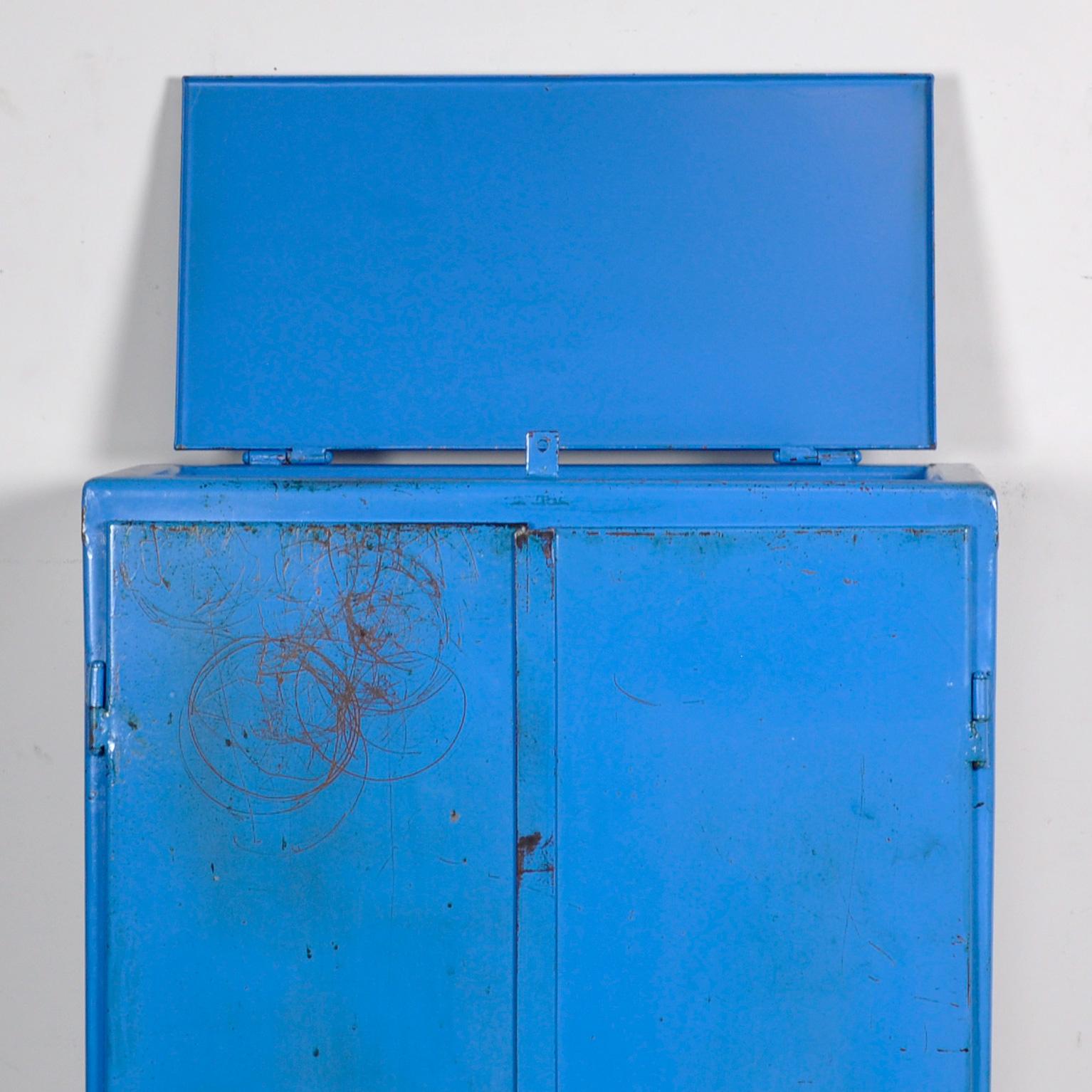 Industrieller Eisenschrank, 1960er-Jahre im Angebot 9