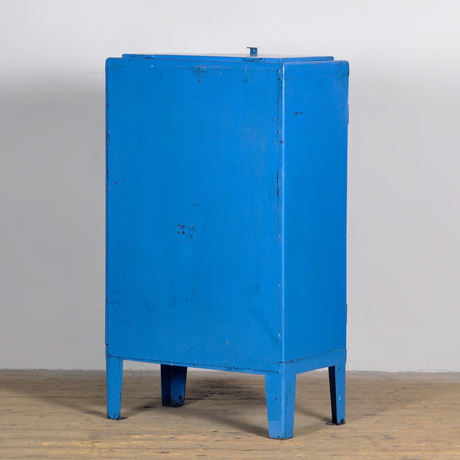Industrieller Eisenschrank, 1960er-Jahre im Angebot 11