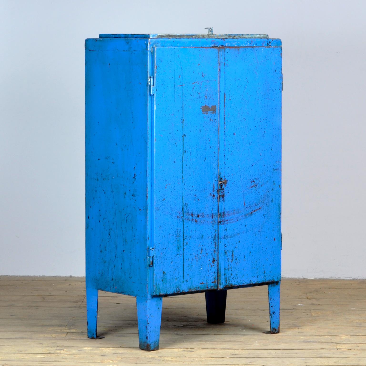 Iron Industrial sideboard in good condition. Made of metal. With on top of a valve. Two shelves and two drawers on the inside. Treated for rust and finished with a transparent varnish.