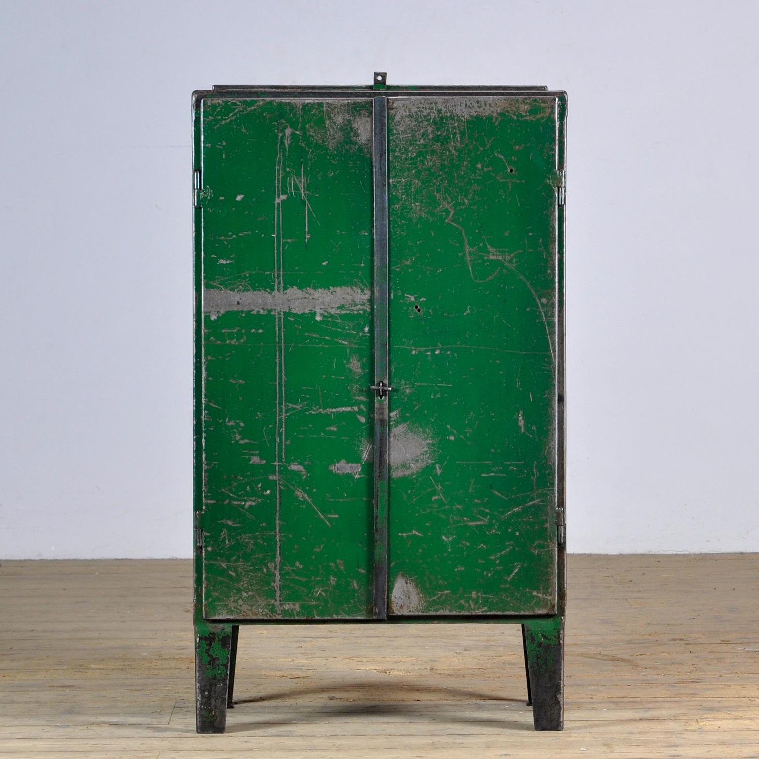 Industrielles Sideboard aus Eisen aus den 1960er Jahren im Vintage-Zustand. Mit einem Ventil an der Spitze. Ein Regal und zwei Schubladen auf der Innenseite. Gegen Rost behandelt und mit einer transparenten Lackierung versehen. Die Oberfläche ist