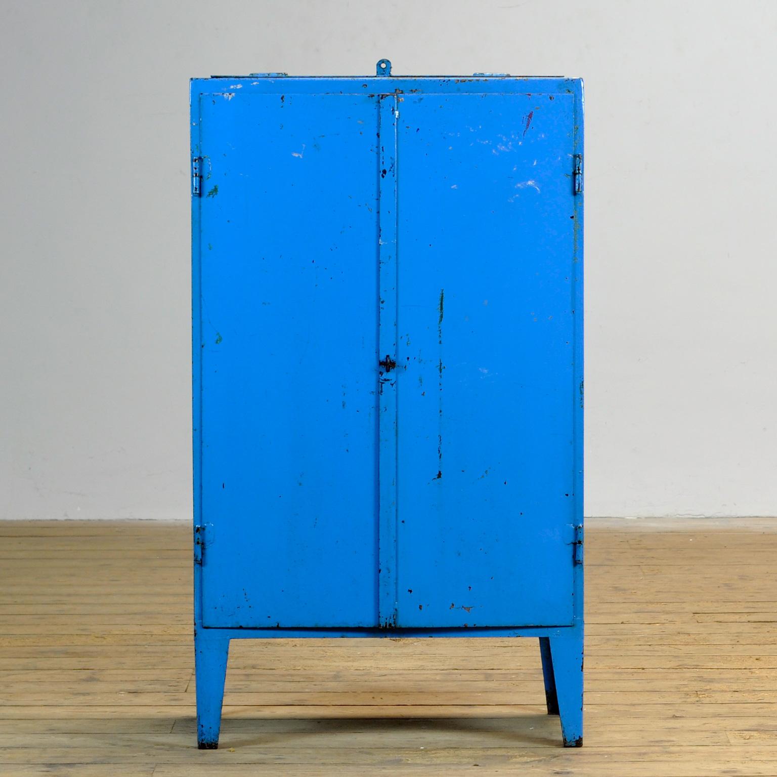Buffet industriel en fer des années 1960 en état vintage. Avec une valve sur le dessus. Une étagère et deux tiroirs à l'intérieur. Traitée contre la rouille et finie avec un vernis transparent. La surface est lisse et propre.