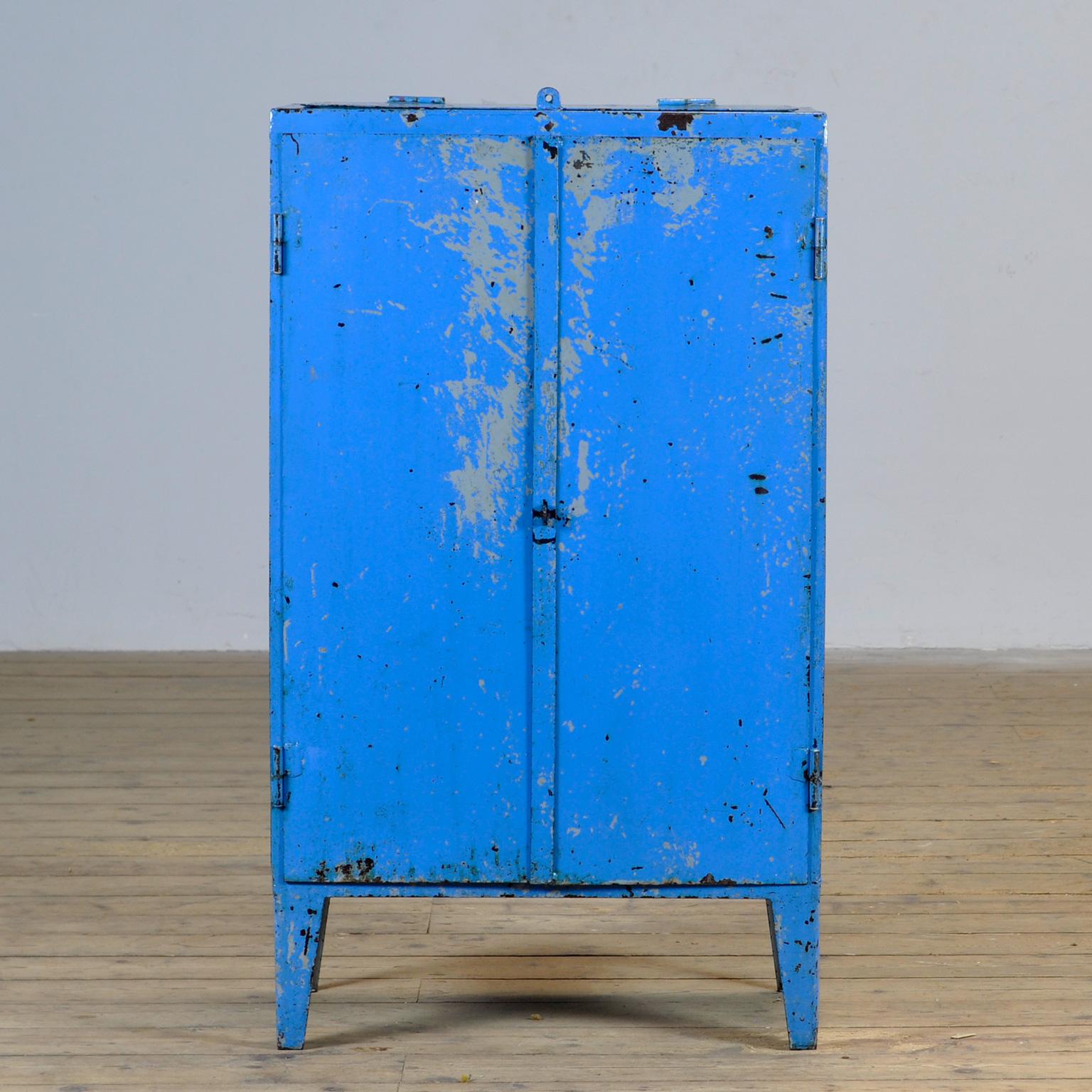 Credenza industriale in ferro degli anni '60 in condizioni vintage. Con una valvola in cima. Un ripiano e due cassetti all'interno. Trattata contro la ruggine e rifinita con una vernice trasparente. La superficie è liscia e pulita.