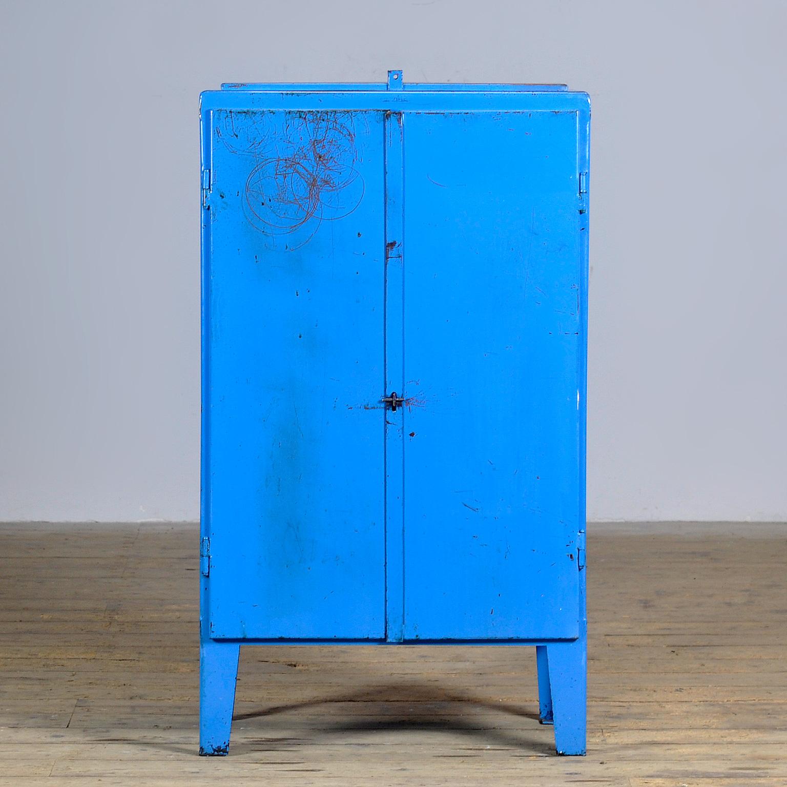 Industrielles Sideboard aus Eisen aus den 1960er Jahren mit einem Ventil auf der Oberseite. Ein Regal und zwei Schubladen auf der Innenseite. Gegen Rost behandelt und mit einer transparenten Lackierung versehen. Die Oberfläche ist glatt und sauber.
