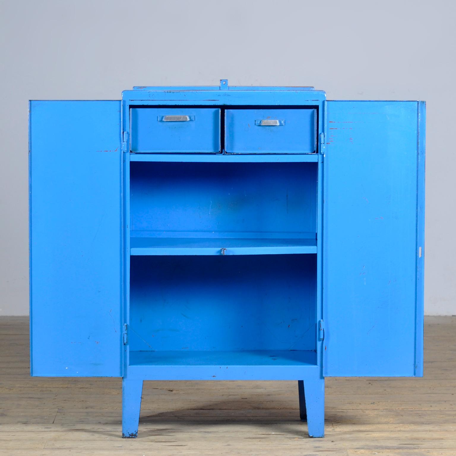 Industrieller Eisenschrank, 1960er-Jahre (Mitte des 20. Jahrhunderts) im Angebot