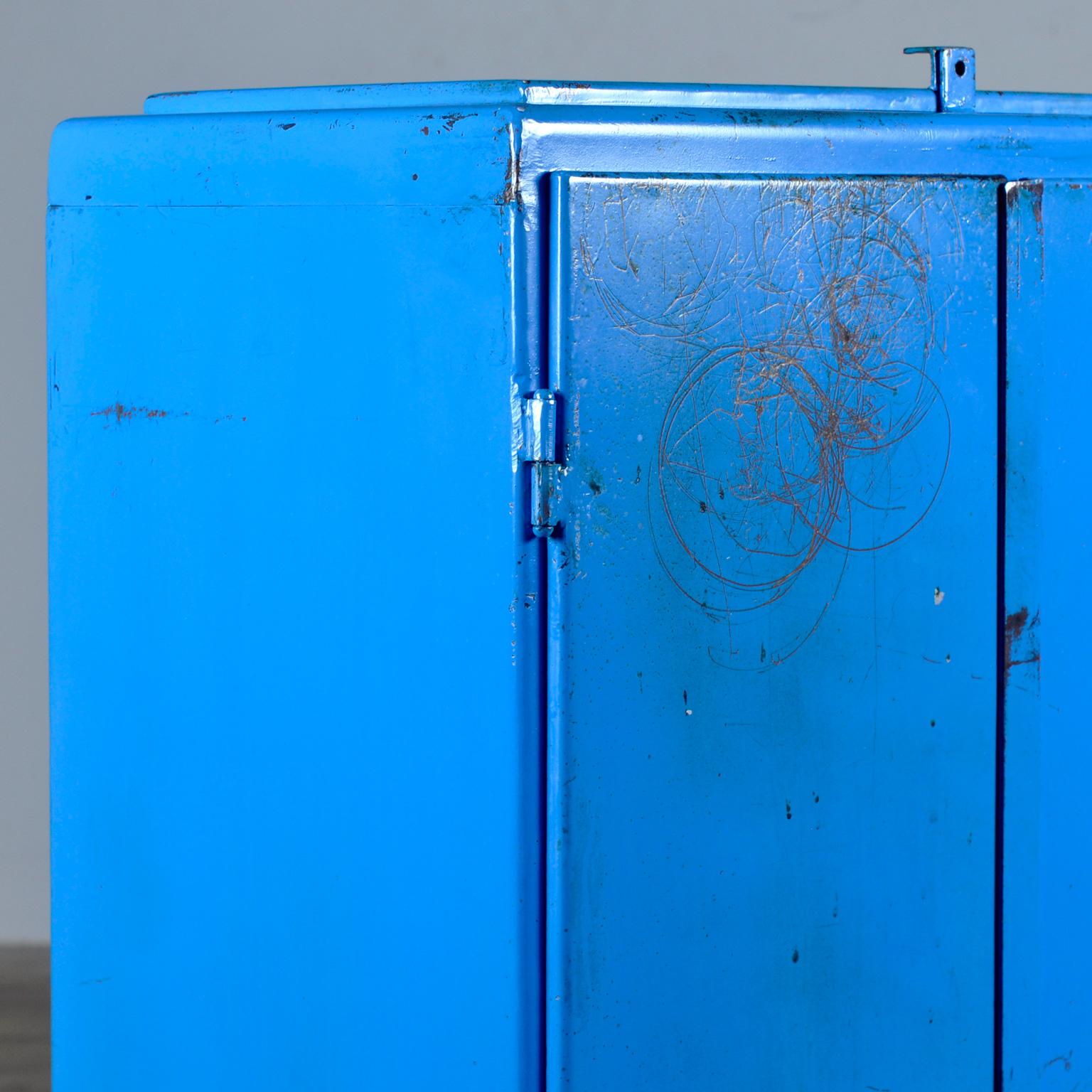 Industrieller Eisenschrank, 1960er-Jahre im Angebot 4