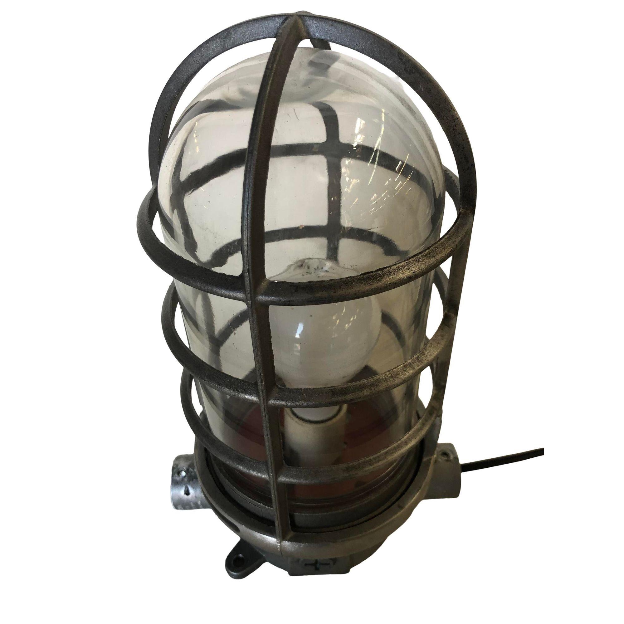Lámpara industrial de hierro con jaula de cristal de vapor marino Industrial en venta