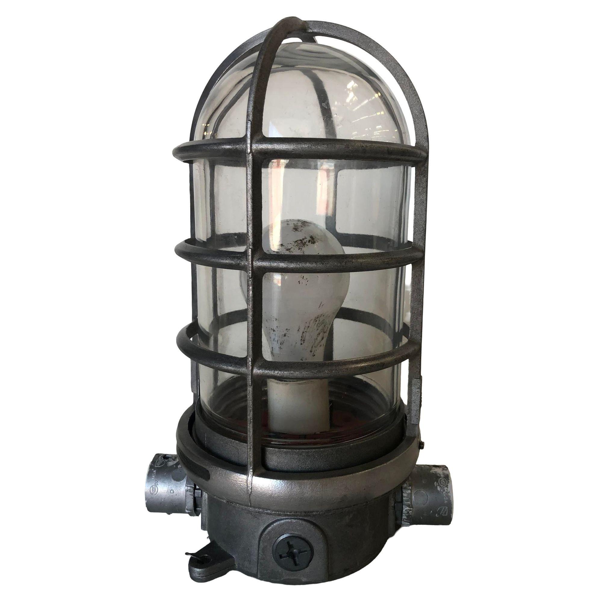 Lámpara industrial de hierro con jaula de cristal de vapor marino Estadounidense en venta